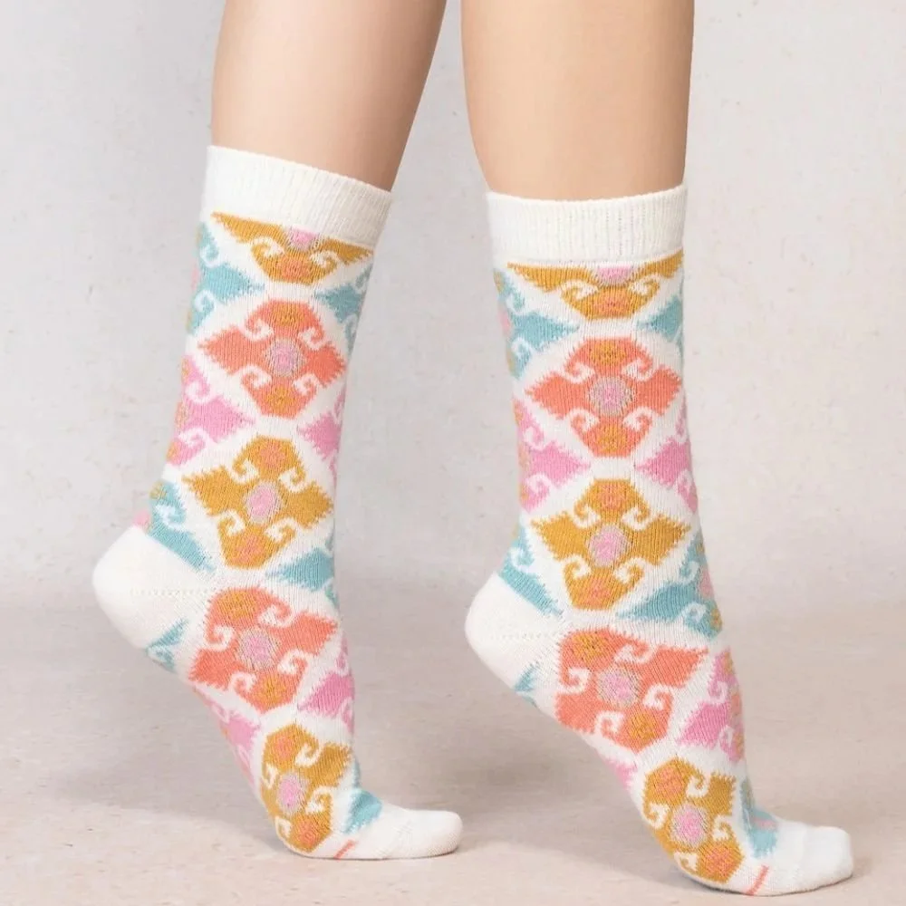 BF6624-cashmere-tapestry-ecru-model.jpg