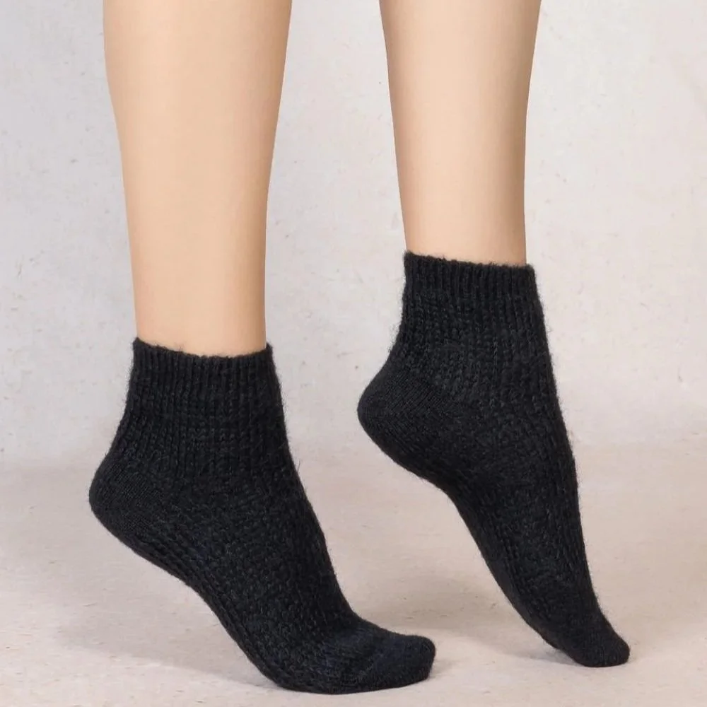 BF6572-short-alpaca-wool-black-model.jpg