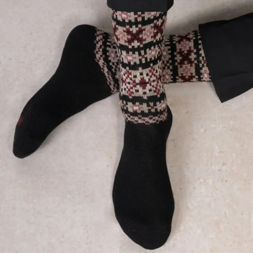 BF7100-wool-cashmere-jacquard-black-model.jpg