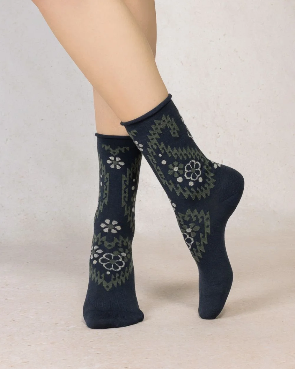 BF6622-wool-paisley-flowers-pattern-navy-model.jpg