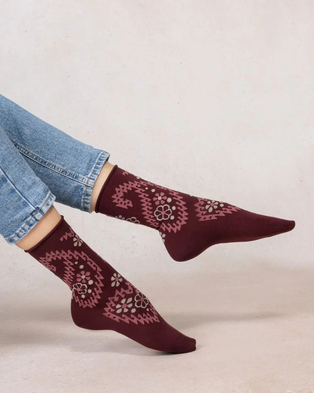 BF6622-wool-paisley-flowers-pattern-chianti-model.jpg