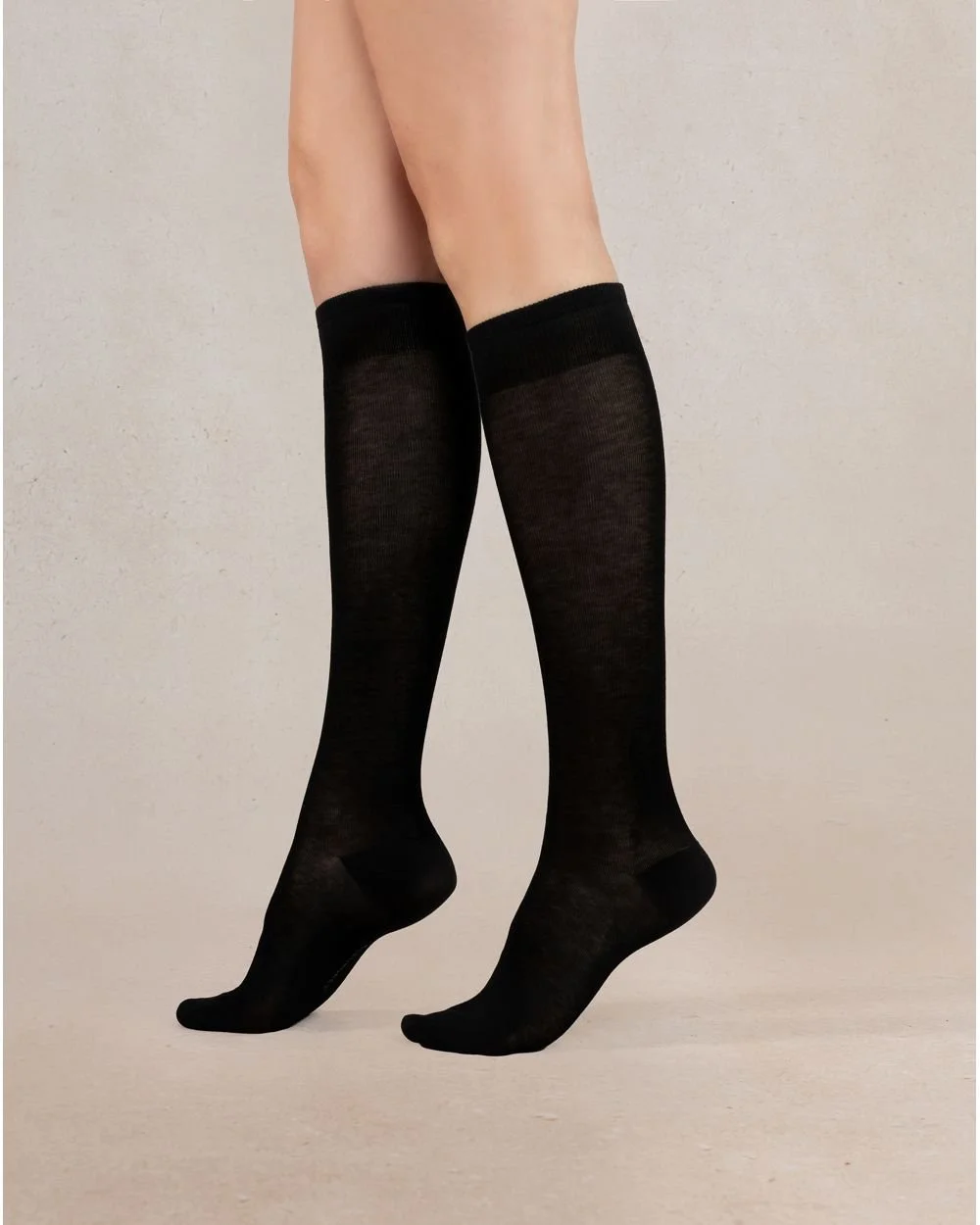 BF6125-silk-knee-high-noir-model.jpg