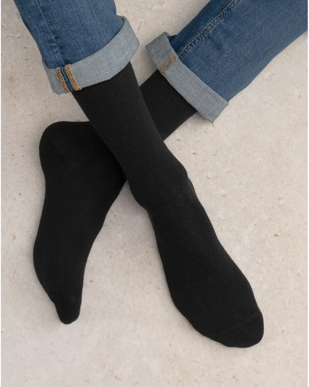 BF2171-wool-cashmere-crew-noir-model.jpg