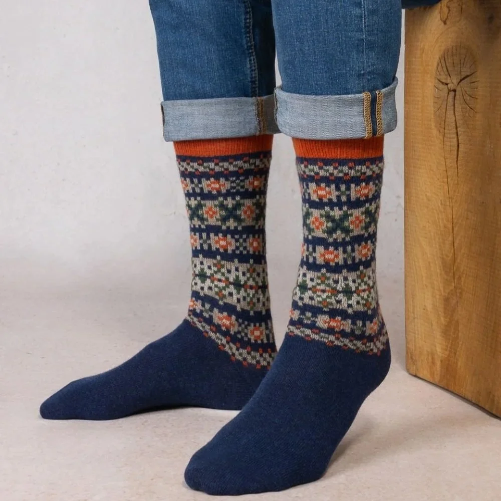 BF7100-wool-cashmere-jacquard-navy-model.jpg