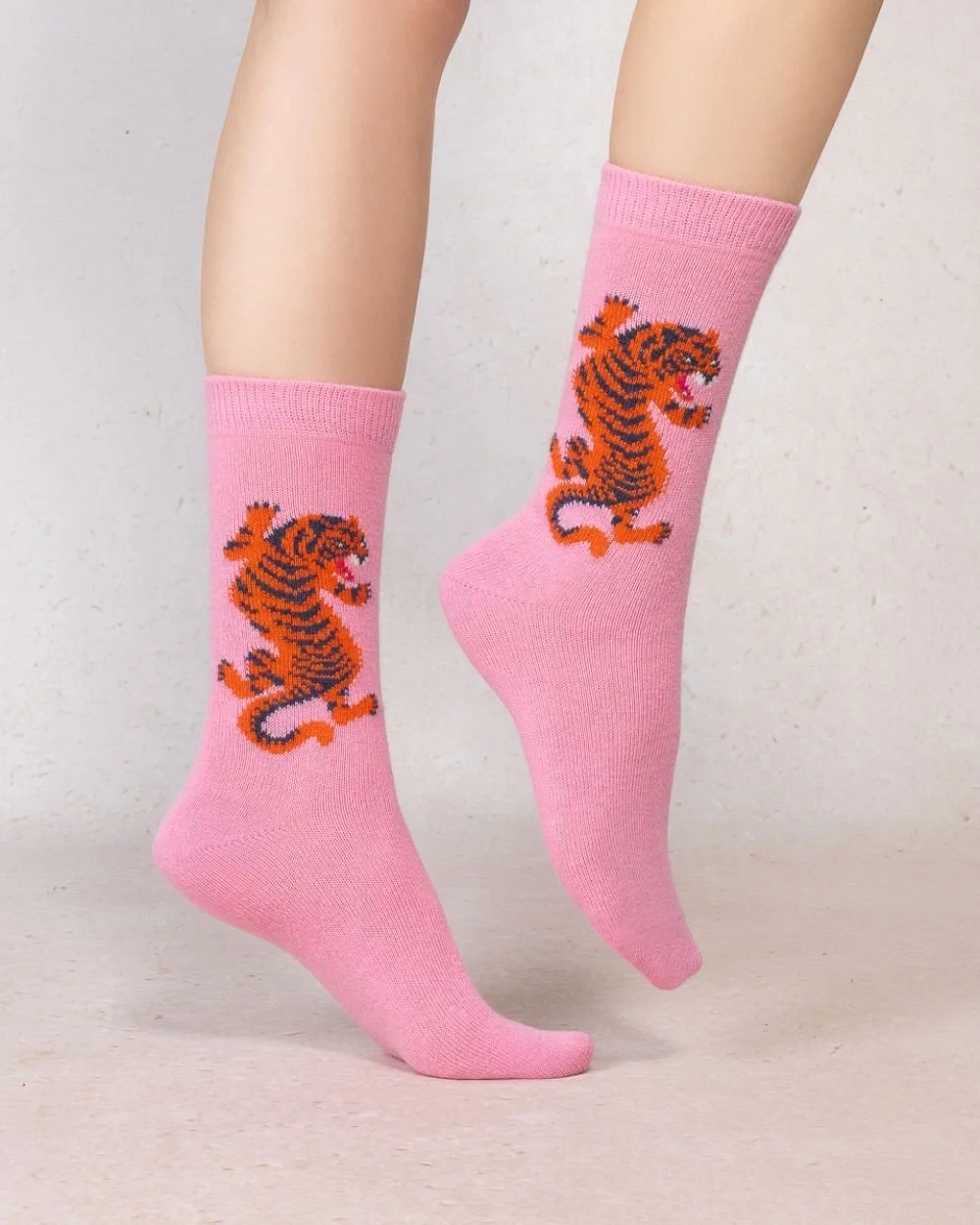 BF6625-cashmere-tiger-pattern-rose-model.jpg