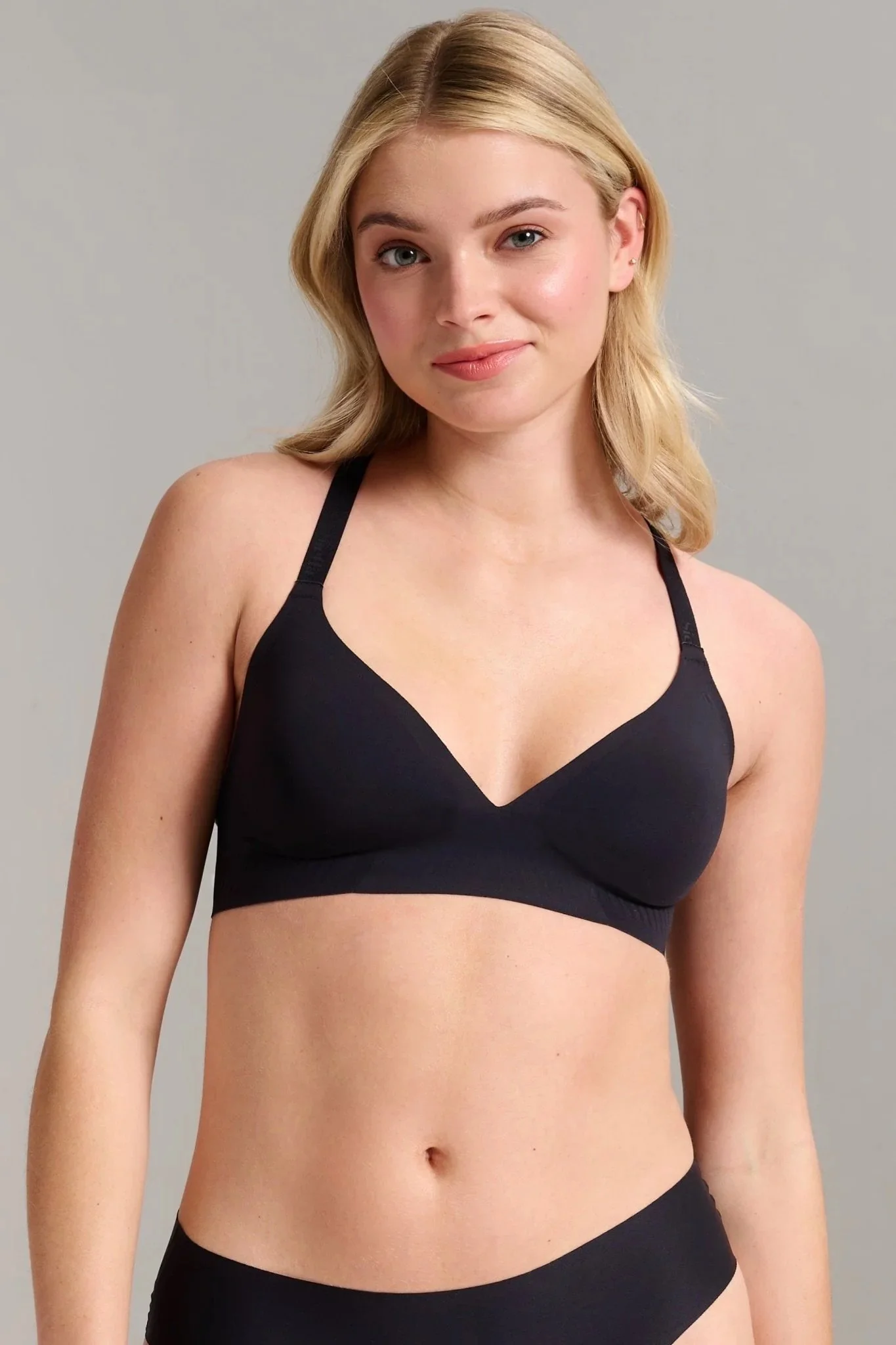 Siella-no-show-triangle-seamless-bra-black.jpeg