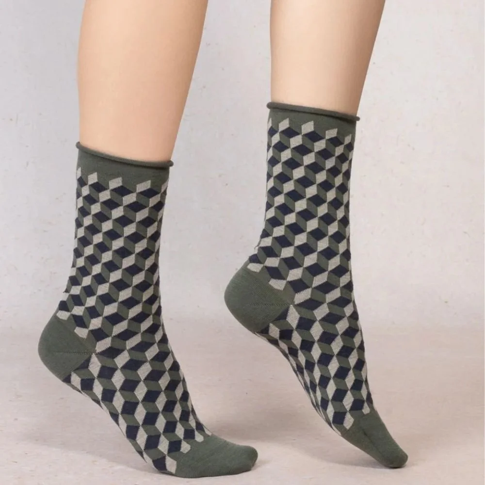 BF6623-geometric-roll-top-sage-navy-model.jpg