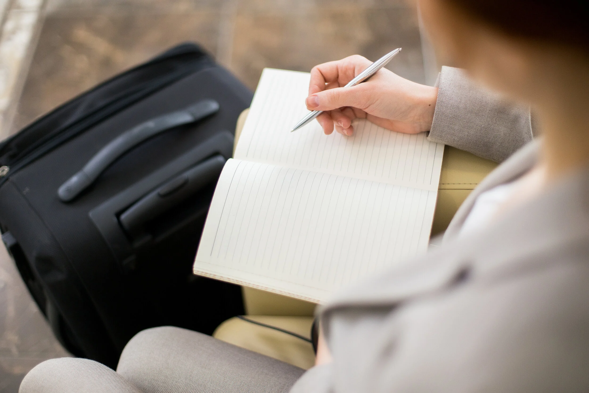 businesswoman-writing-notes-on-trip-VRBZSPG.JPG