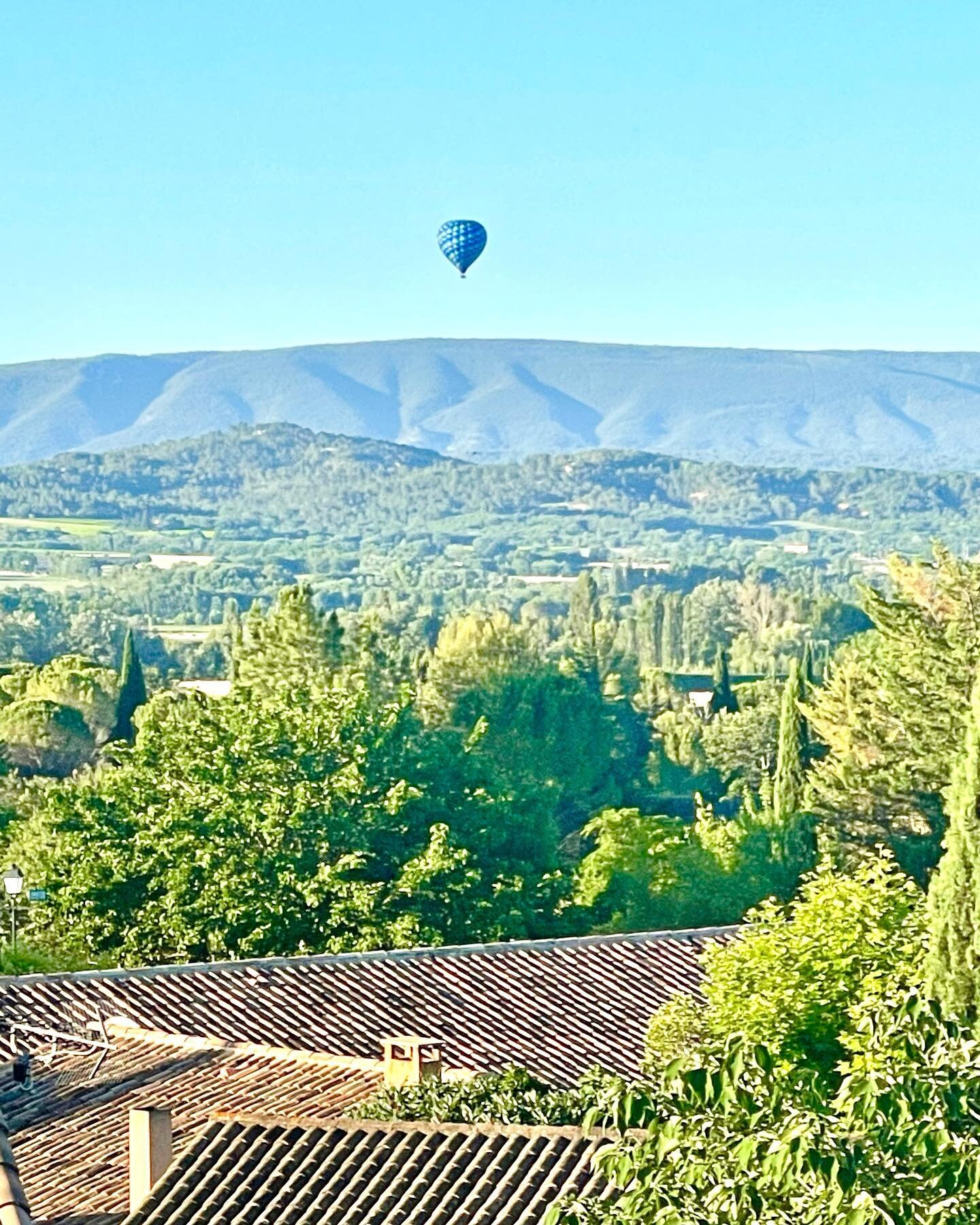 Opened my blue shutters to this 💙 #luberon #balloons  #proven&ccedil;allife
