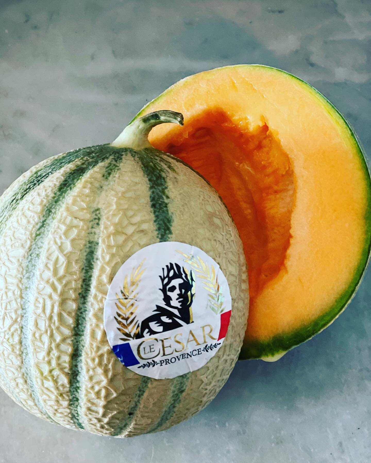 My provencal melon story ~

A few days ago we received a delivery in almost 40 c heat. The 2 men struggled gallantly up narrow curved steps. I thought I should reward them with a cold drink and decided to give them some melon I had just sliced as wel