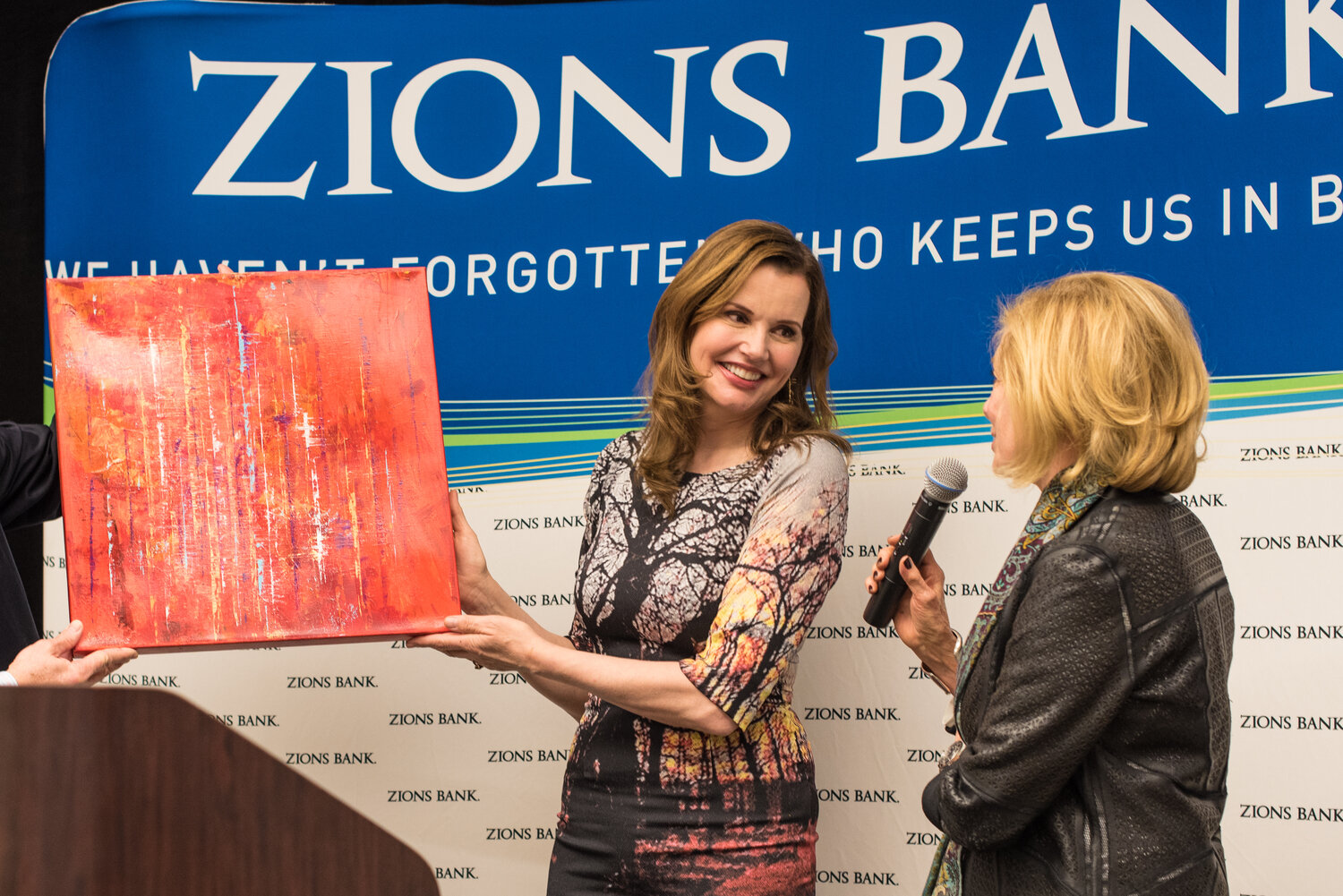  Susan describes her painting Crimson Fog to Geena Davis 