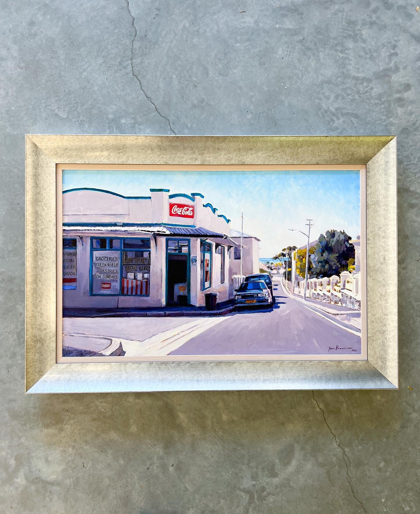 Have a look at this gorgeous painting framed so perfectly in a natural wood and champagne double frame combination. Such a wonderful framing choice for these tones! 💜💙
.
#painting #streetscape #cokesign #purpleandblue #road #fineart #artist #gorgeo