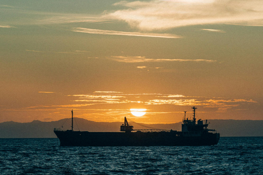 How to Manage Costs When Using Ocean Freight Services