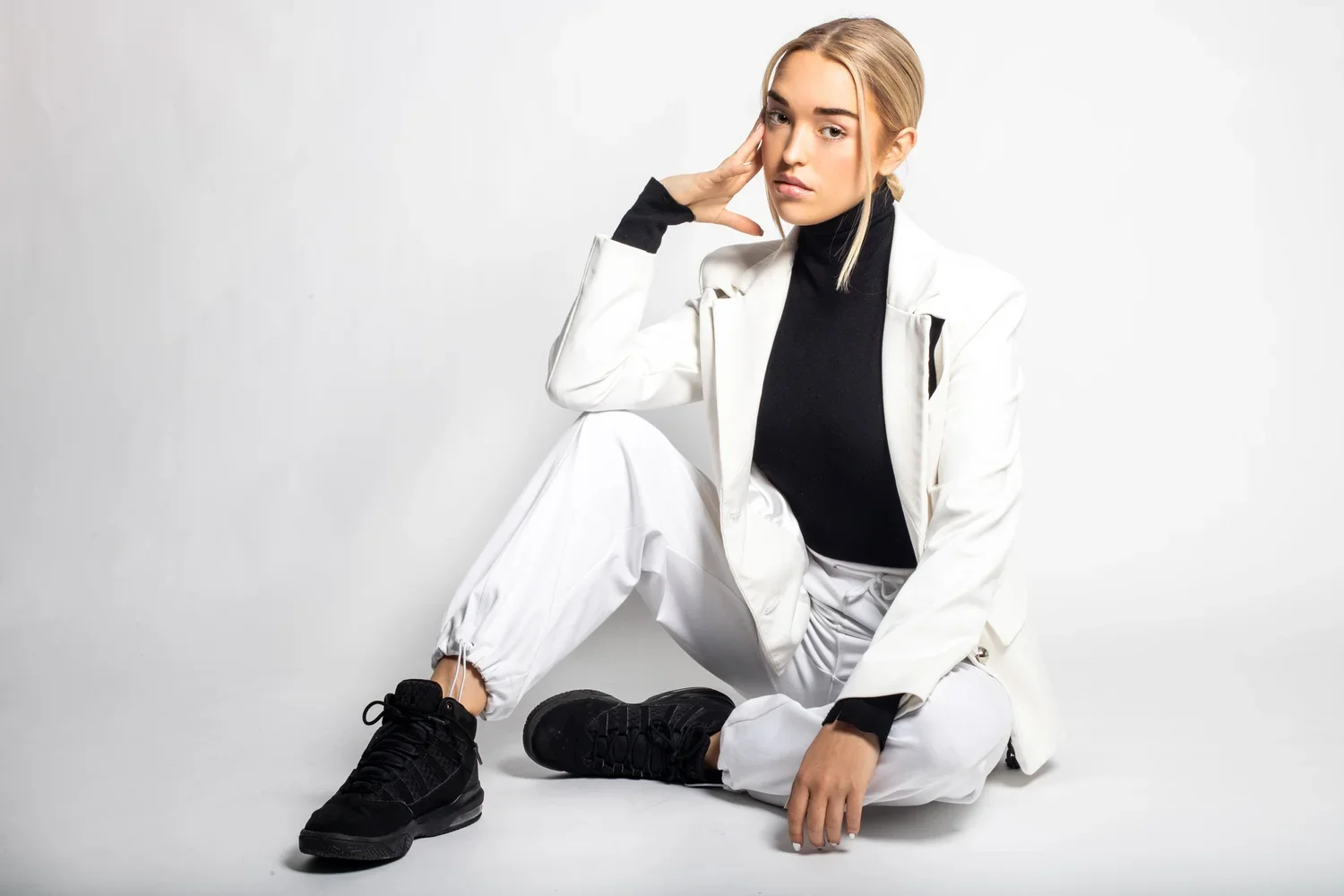 The Rise of Minimal Glam Photography: Why Clean, Sharp Beauty Is Dominating 2025 Campaigns