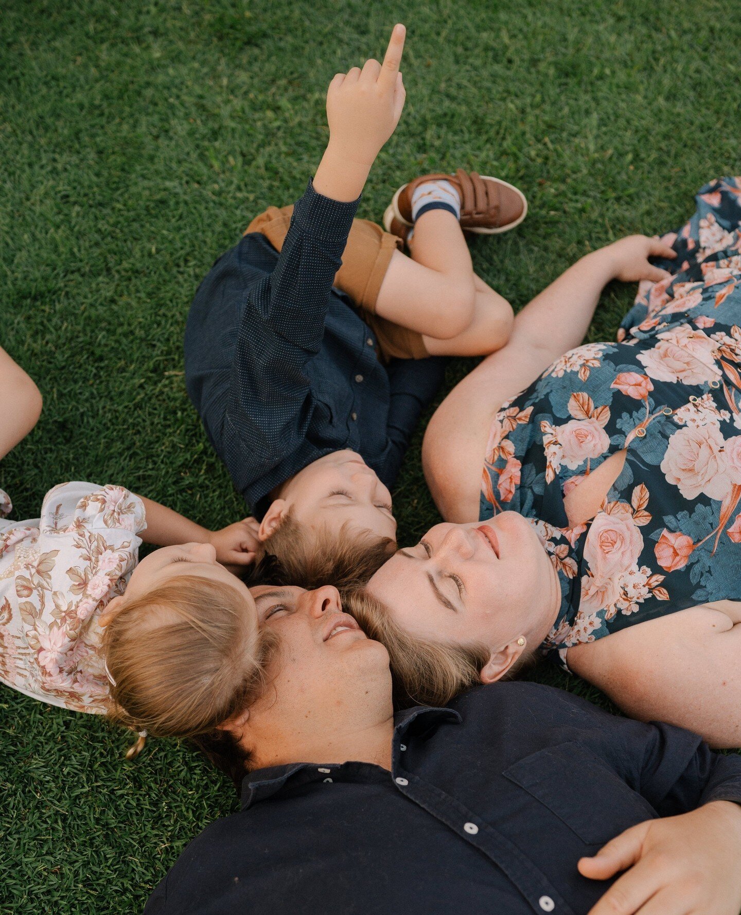 My favourite part of a family shoot is when you get to stop being conscious of the camera and just ✨play!✨ More of these cuties on the blog this week.