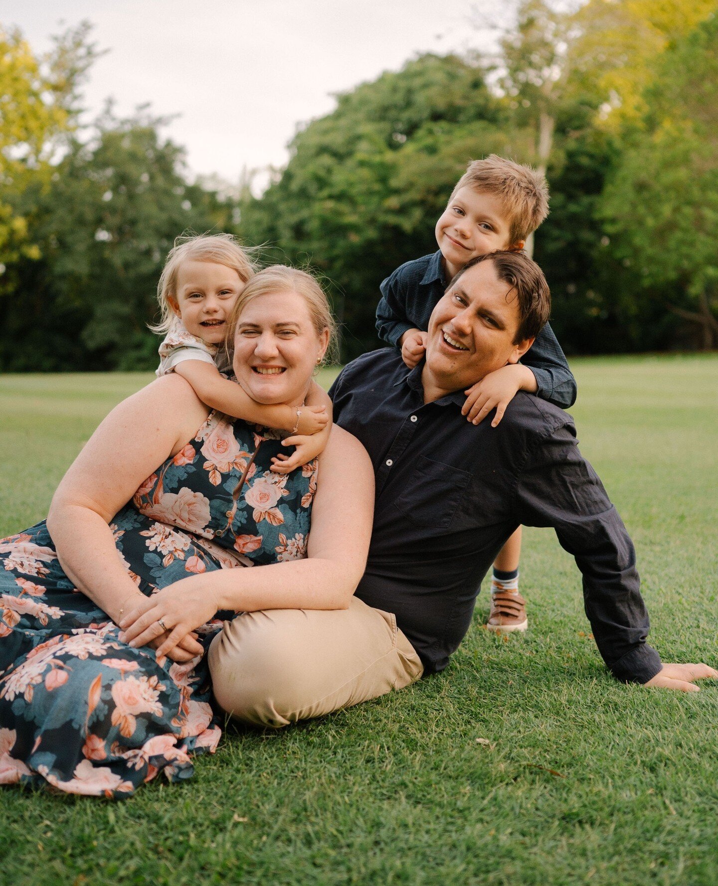 A family shoot is just an afternoon walk through the gardens in the sunshine... but there happens to also be a photographer there 🤣