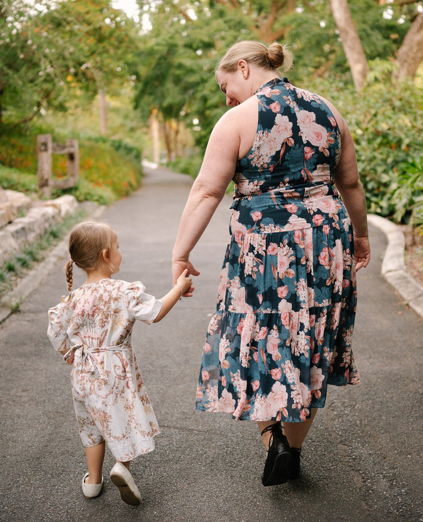 Things to bring to family portrait sessions with your Young Humans to help things go extra smoothly:⁠
⁠
- snacks and water⁠
- favourite beloved toys⁠
- your imagination⁠
- some patience and positive vibes⁠
⁠
Sometimes we put a lot of pressure on kids