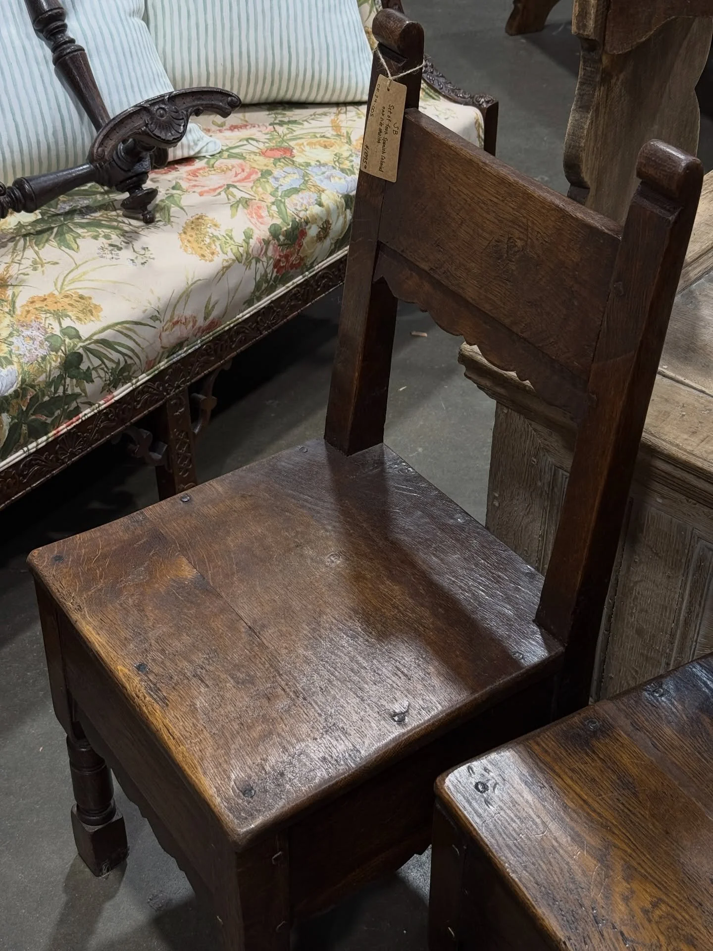 Why is antique shopping so good for the soul? For us its all about finding connection, nostalgia, and pieces that have aged beautifully.

#antiquehome #antiqueshop #antiqueinteriors #vintagehouse #vintagehome