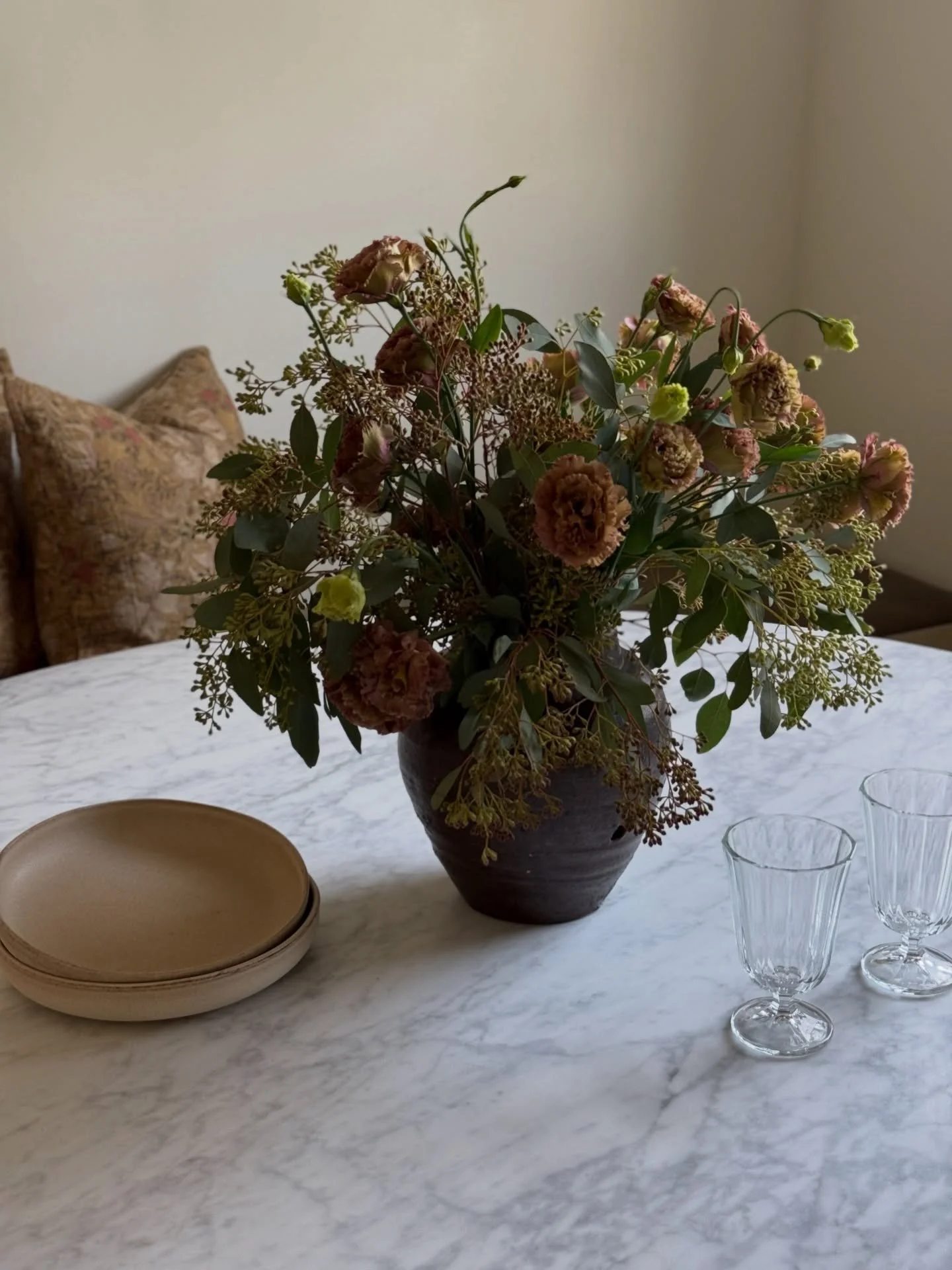 Fresh flowers simply make a home feel better. 

#floralarrangement #breakfastnook #interiorstylist #floralstylist #florals