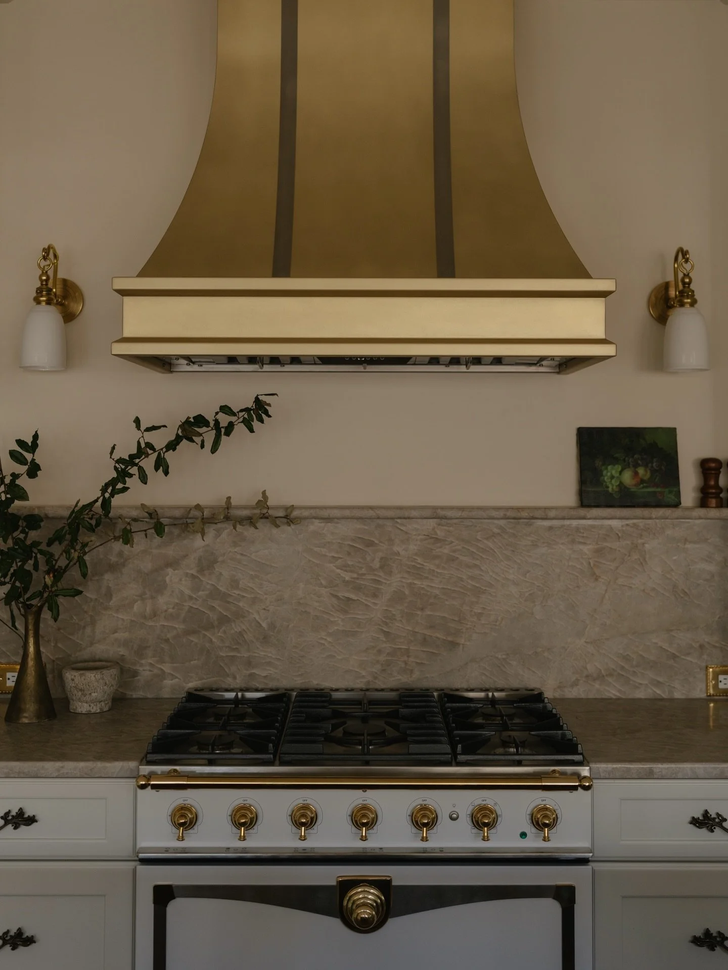 Can&rsquo;t believe our Grogan&rsquo;s Bluff photoshoot was already a year ago! This kitchen is layered with special details from custom-designed cabriole legs on the island to a hidden pantry and antique cabinet hardware. Photos: @addieeanes 

#kitc