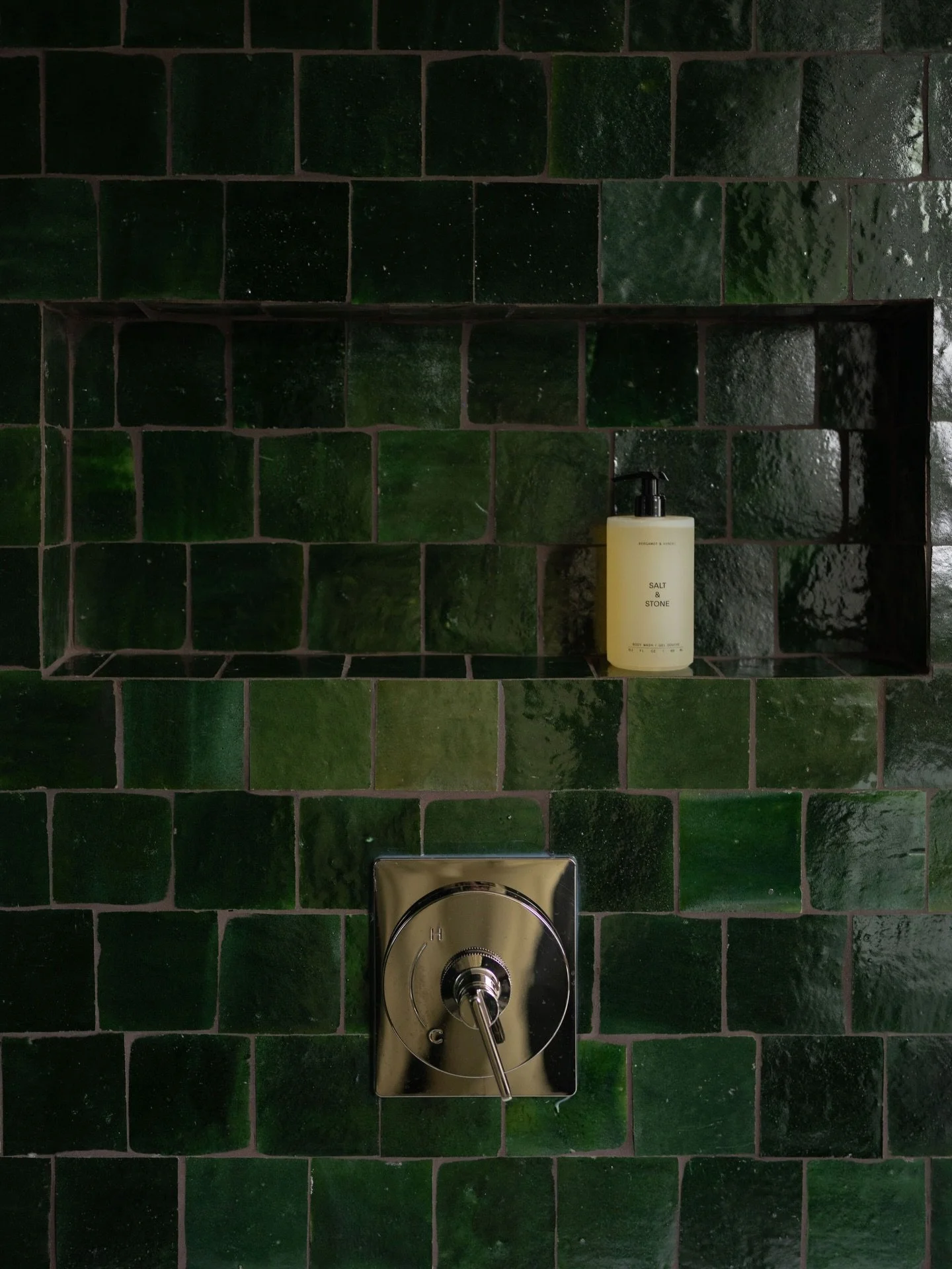 Design tip: Plan the niche around the tile, not the other way around. Keeping the niche aligned to full tile sizes helps avoid awkward cuts and gives the whole shower a cleaner, more seamless look! Photo: @addieeanes 

#bathroomgoals #bathroominspira