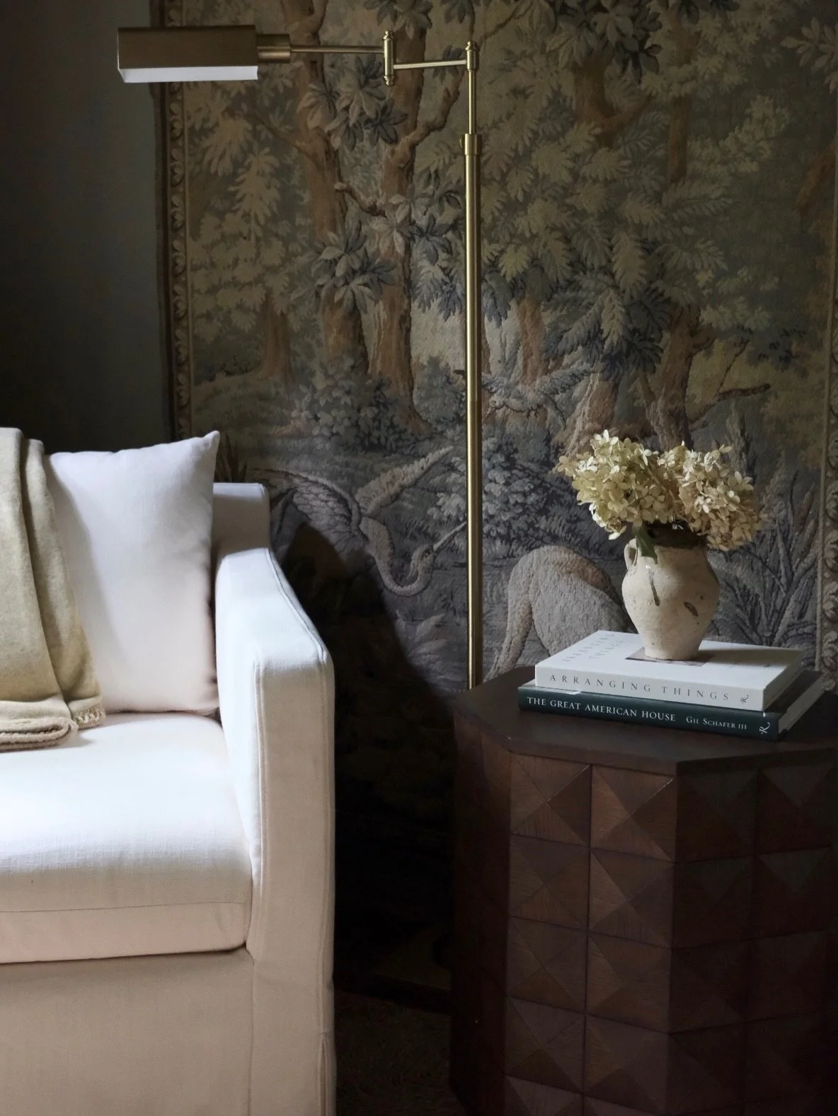 Still completely smitten with our little office sitting corner, made even better with a few beautiful pieces from @safavieh 

#interiordesigner #homeoffice #officedesign #safavieh #interiordesignlife interior design, southern design, southern interio