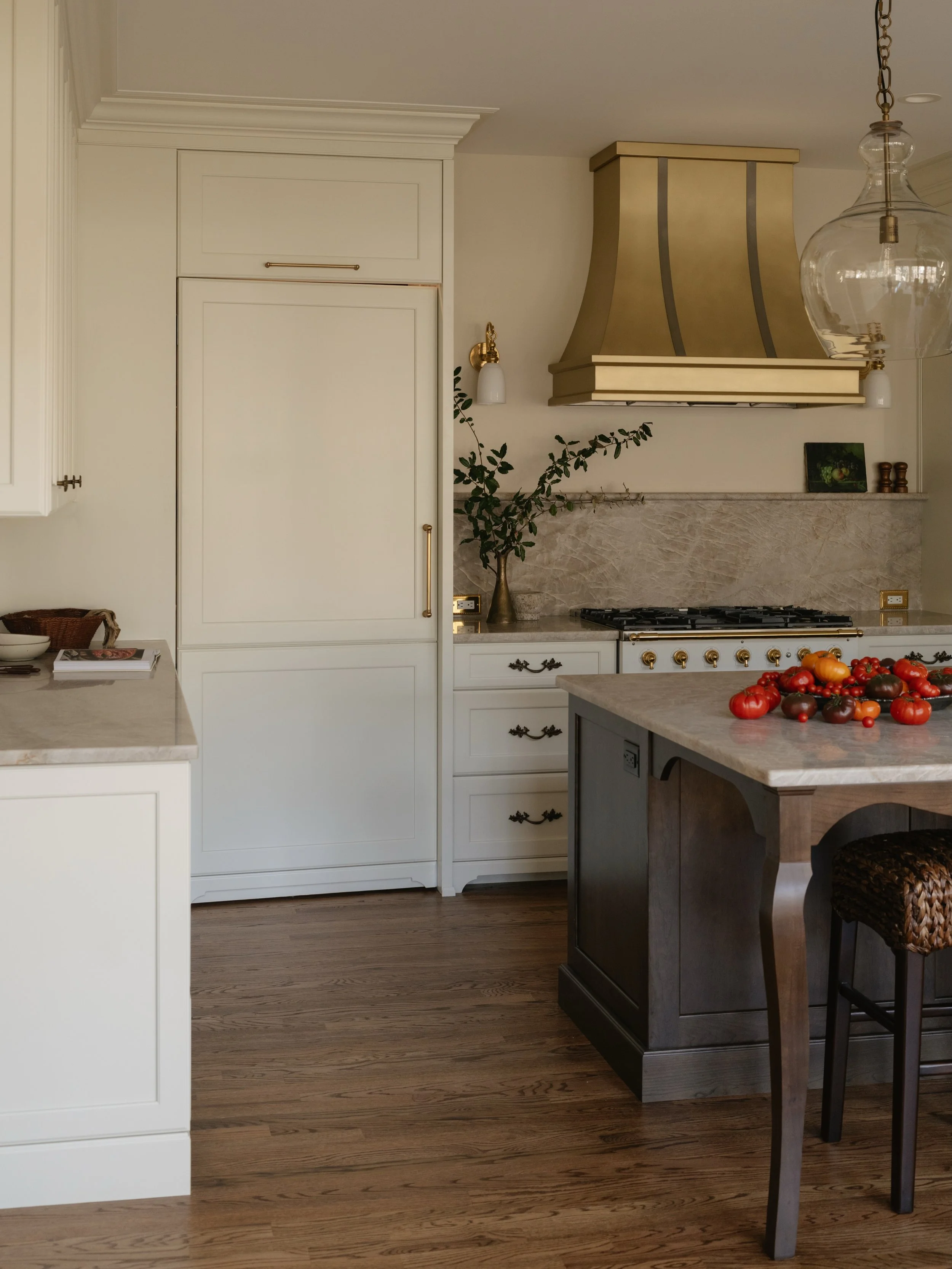 Still traditional, now made functional. This kitchen remodel is proof that you don&rsquo;t always need more square footage- you just need a better layout. 

#beforeandafter #kitchenremodel #kitchendesign #traditionalkitchen #kitchenreno interior desi