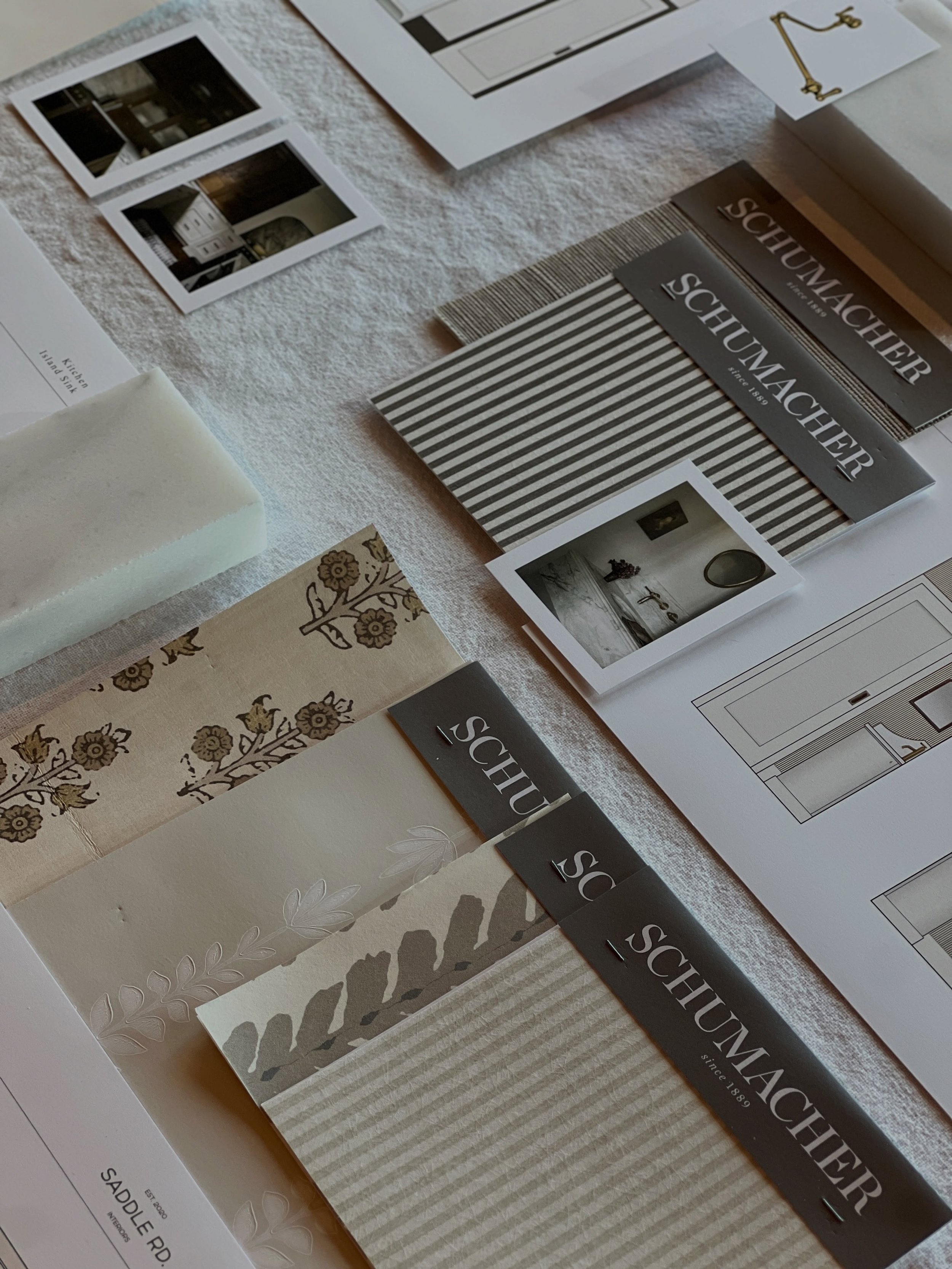 Swipe to see which @schumacher1889 wallpaper we selected for this home office, the installation process, and the finished space! A sweet block print that brings just the right touch of femininity. Final photo: @sierraannphotography 

#interiordesigne