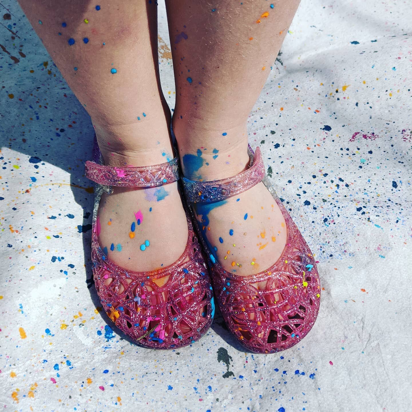 Did you say Jackson Pollock Splatter Camp ??! 🎨🎨🎨. Oh yes .. we did!! 
And we went home pretty splattery !! We have a couple of spots open for Friday March 12th. ❤️
.
#cutestlittlefeet
#wearmessyclothes

.
#ginamariesart #jacksonpollock #splattera