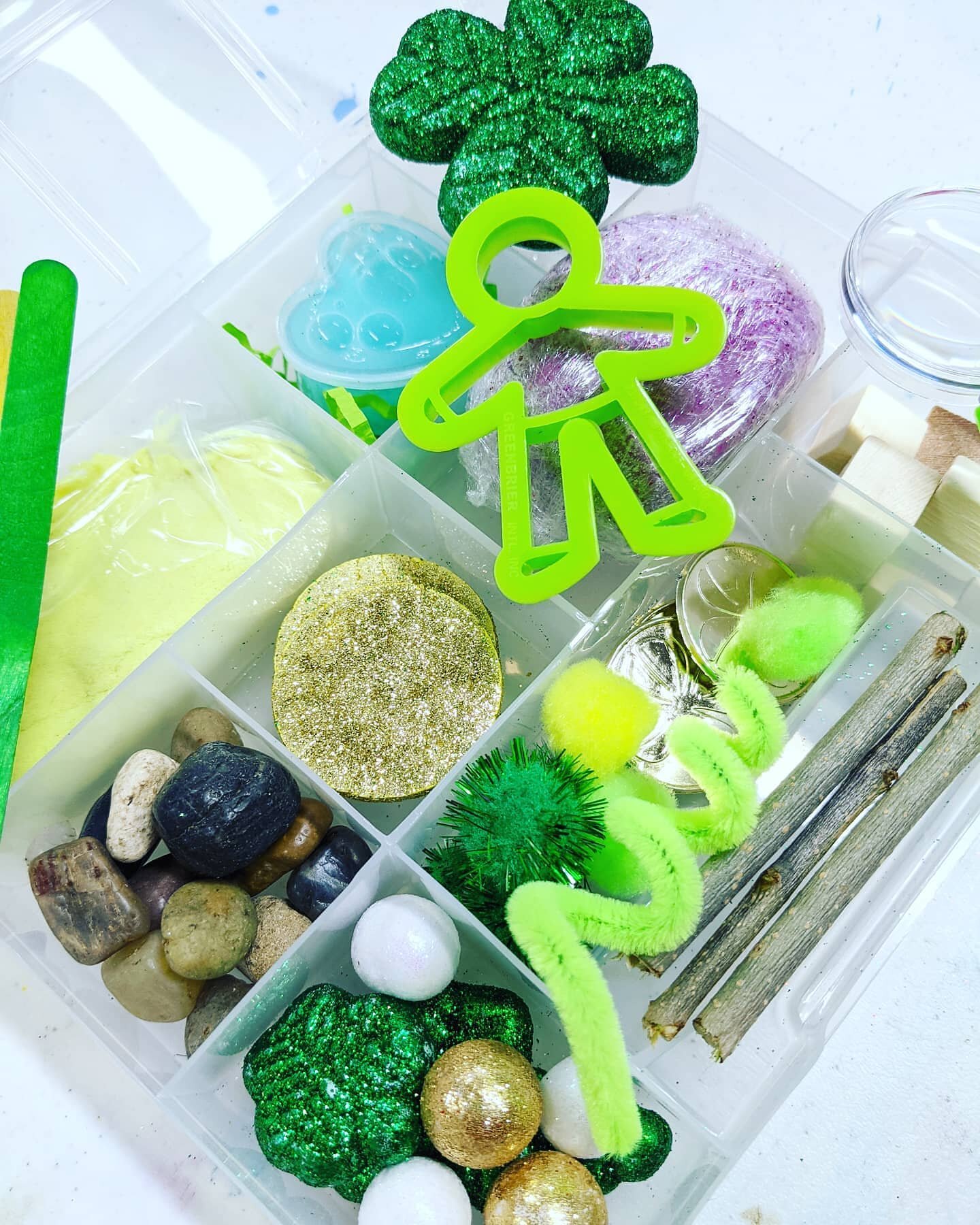 St Patrick's Day Playdough Sensory Boxes ☘️
.
All handmade ... All natural ... Lightly scented ... Boerne local .... Great for sensory play and fine motor skills ... Just $20.
.
Message for porch pickup ! ☘️
.
.
#ginamariesart #stpatricksday #playdou