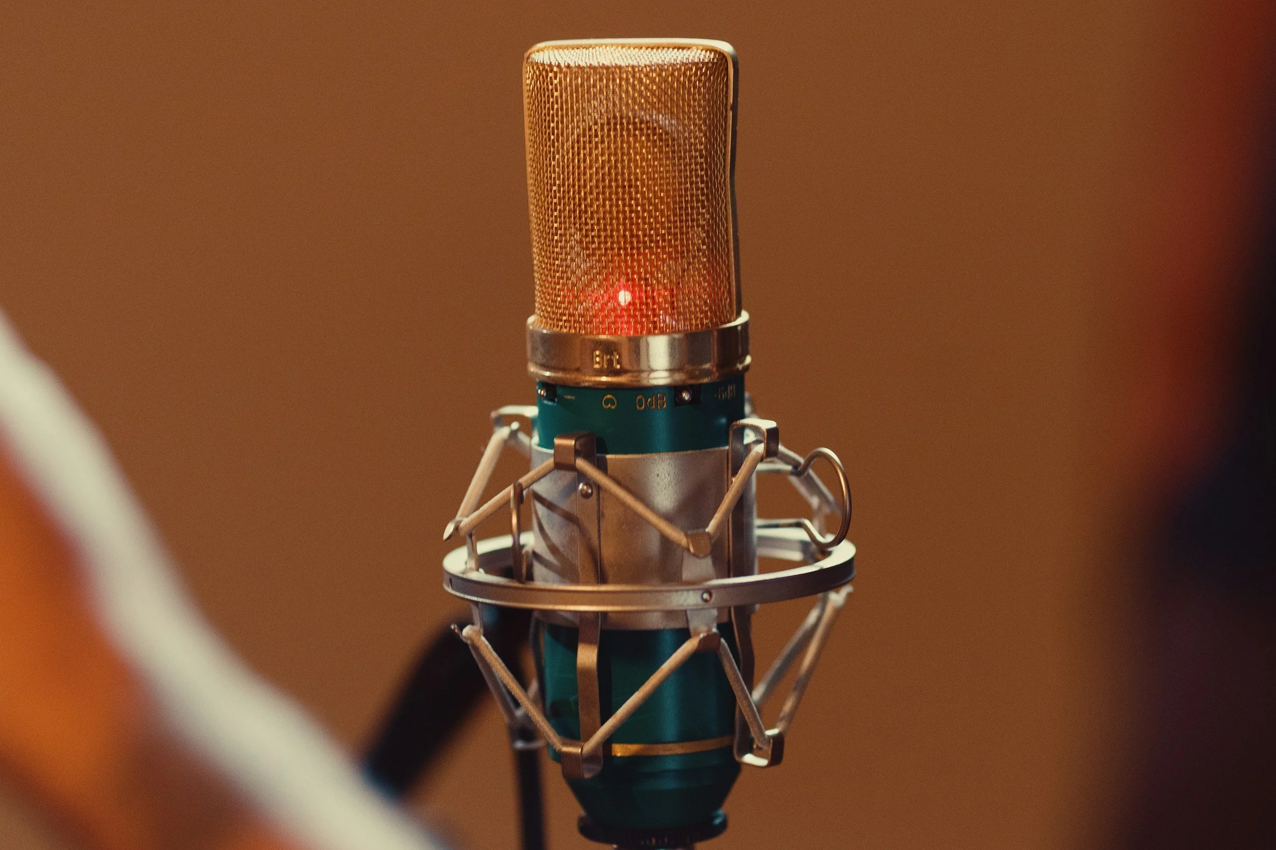 Voice-Over vs Dubbing vs Narration: What’s the Difference?