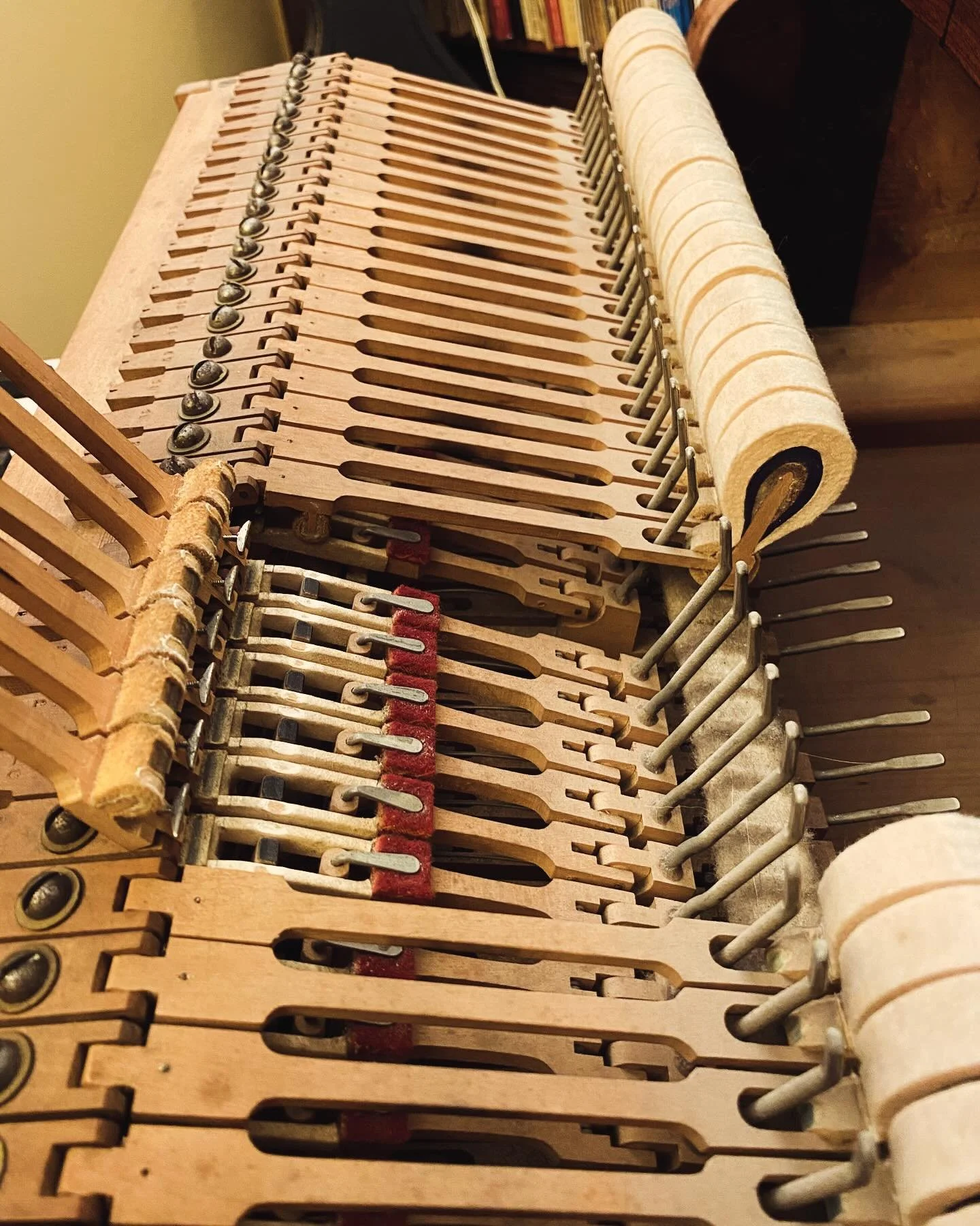 1920 Erard built in Paris. Along with screw stringers and squares, this is one of the most interesting pianos I&rsquo;ve tuned so far. So fascinating to notice its idiosyncrasies in design.
.
.
.
#piano #erard #pianolovers #pianotuningandrepair #pian