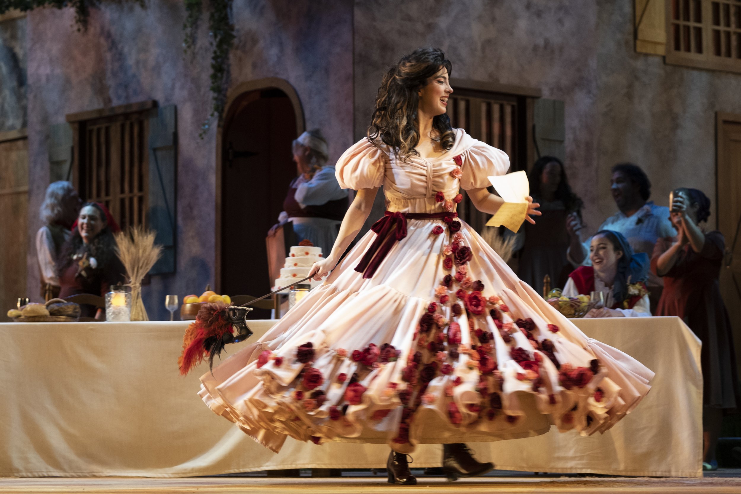  First, the pretty and frivolous farm girl, Adina, raises the stakes of love with her angelic voice, that of the brilliant Catherine St-Arnaud, soprano. - L'Elisir d'amore, Opéra de Québec - Winston McQuade, Le Culturel 2.0 