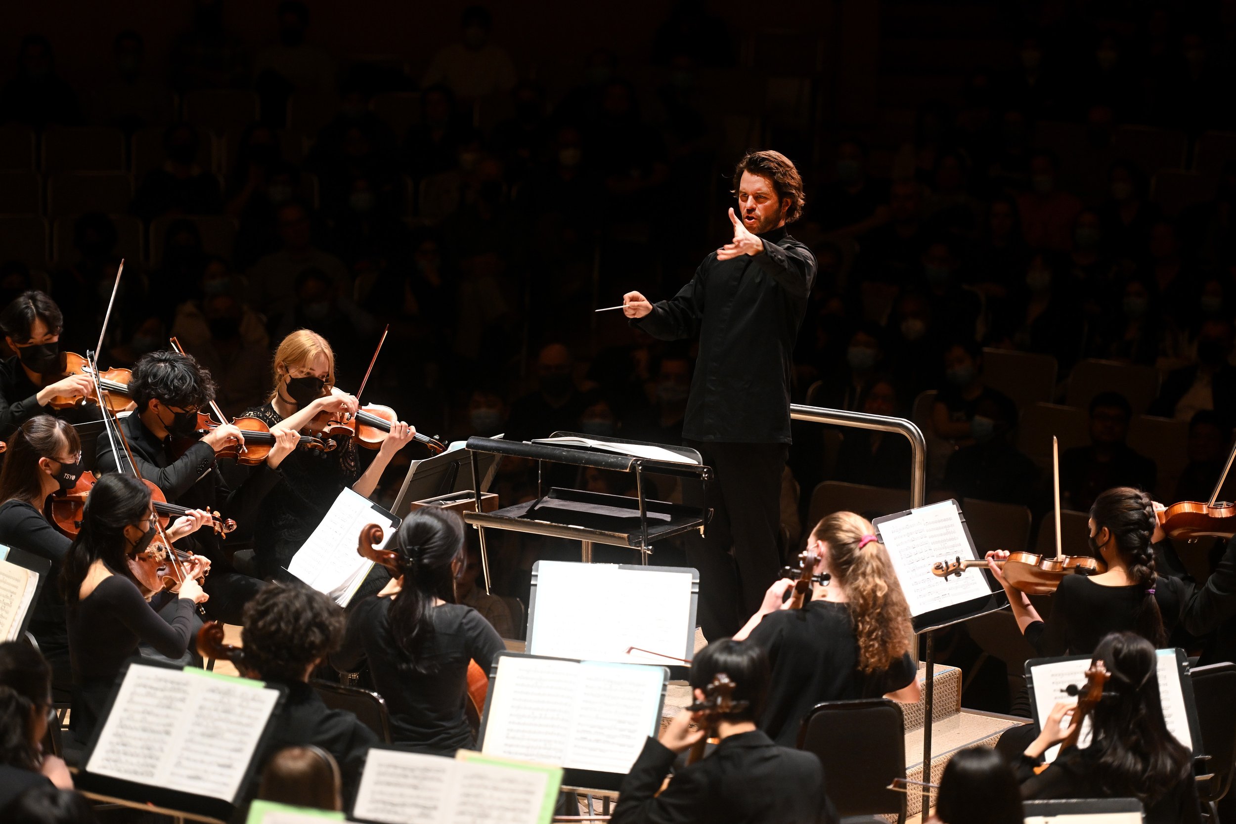  Simon with the Toronto Symphony Youth Orchestra. (Photo: Jag Gundu) 