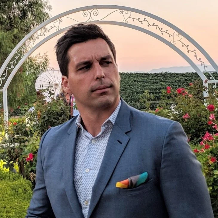 Scott, powerlifter  Originally from Massachusetts, Scott left home at age 17 to go work in Paris. He has participated in multiple powerlifting meets, including one Olympic meet. His only fear is a paralyzing fear of picking the wrong favorite book. Will he get Katia to pick him?