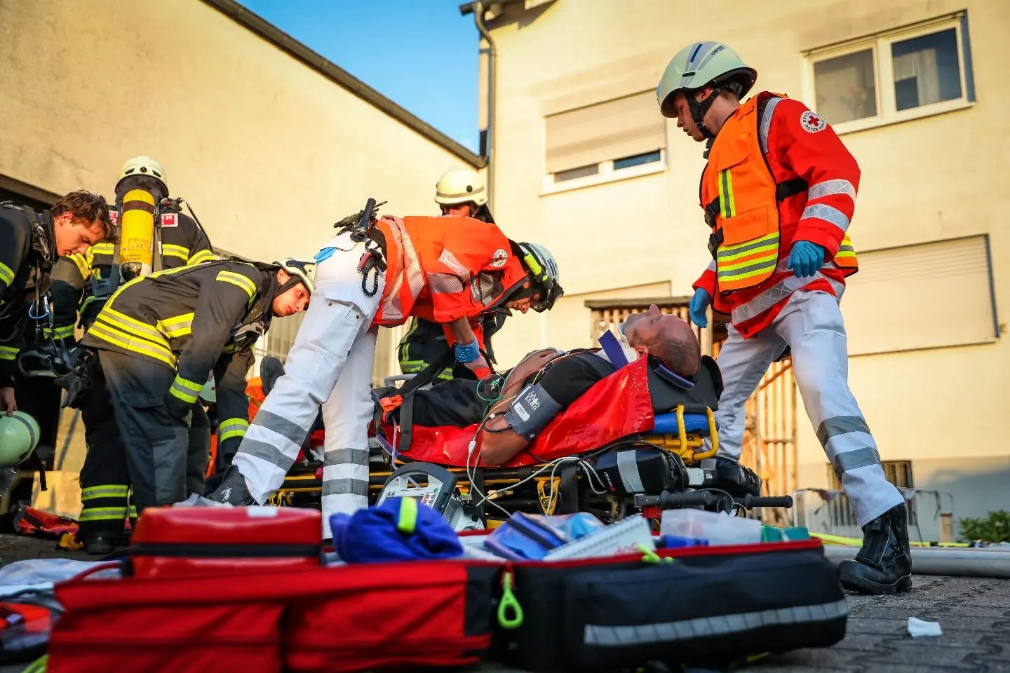 Unsere RTW Besatzung im Einsatz bei einer Einsatz&uuml;bung der @ff_dietzenbach gemeinsam mit dem @drk_dietzenbach .

Nach einem Atemschutznotfall im Geb&auml;ude galt es f&uuml;r unser Team aus Rettungssanit&auml;ter und Notfallsanit&auml;ter-Azubi 