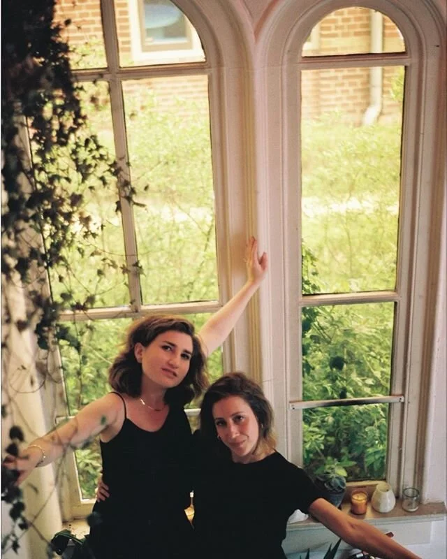 HAY, YOU! Have you heard #mangoonthebed yet? If not you&rsquo;re missing out. Link in bio. 🥭🥭🥭🥭 photo by @teresacosta24 .
.
.
.
.
.
.
.
.
.
#girlband #ladyband #mango #trumpet #bass #electronics #singersongwriter #pedals #newyork #amsterdam #doub