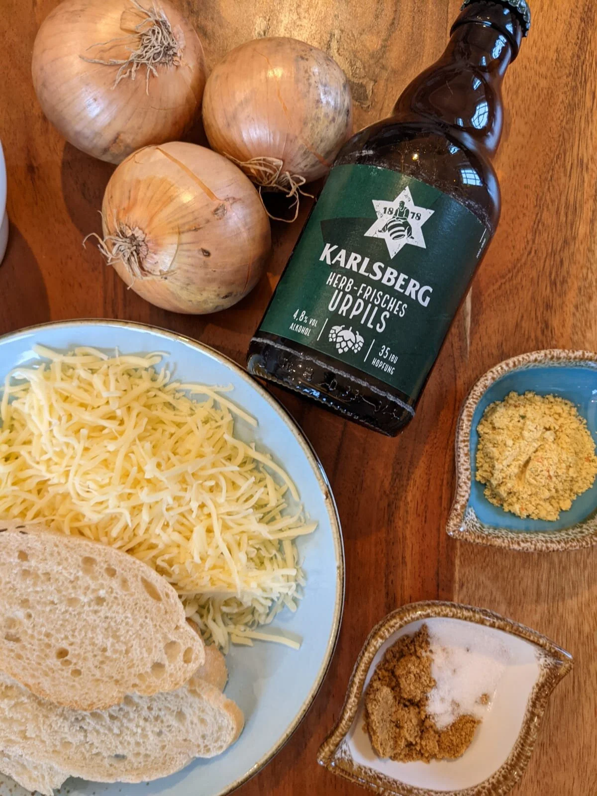 Herzhafte Zwiebelsuppe mit Karlsberg Urpils