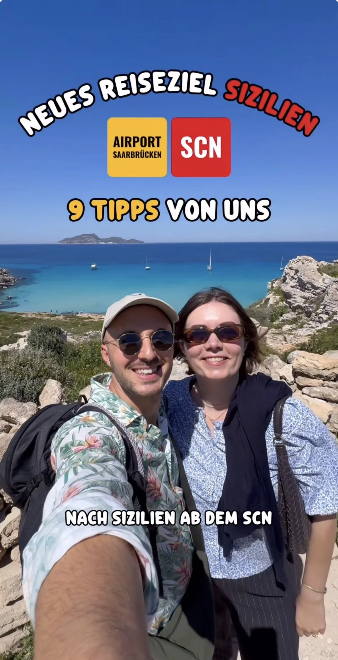 Ein Selfie von einem lächelnden Mann und einer Frau, die am Strand vor blauer see und Himmel stehen, mit Schriftzug "Neues Reiseziel Sizilien, 9 Tipps von uns, nach Sizilien ab dem SCN".