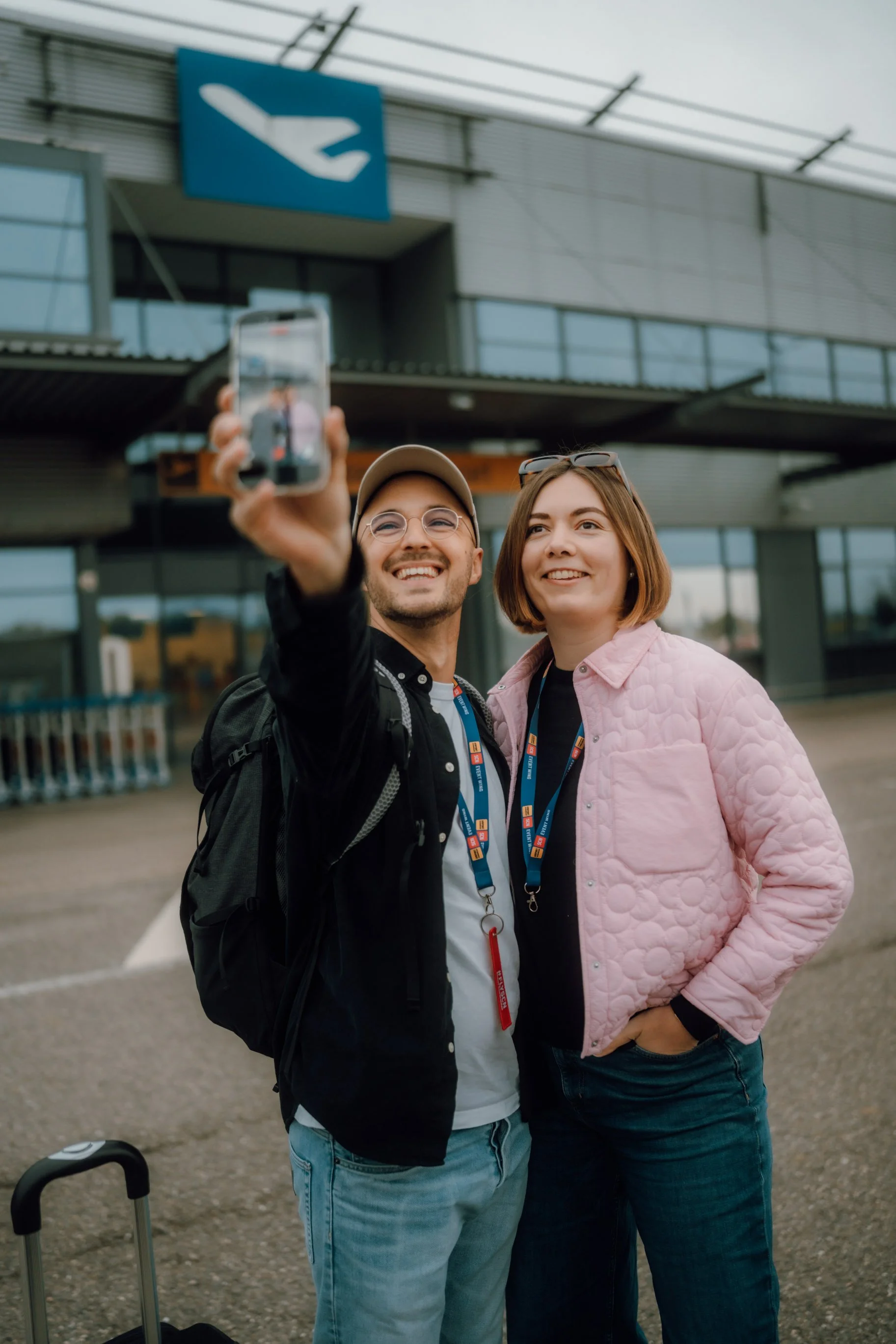 Marcel und Victoria machen ein Selfie vor dem Flughafen Saarbrücken.