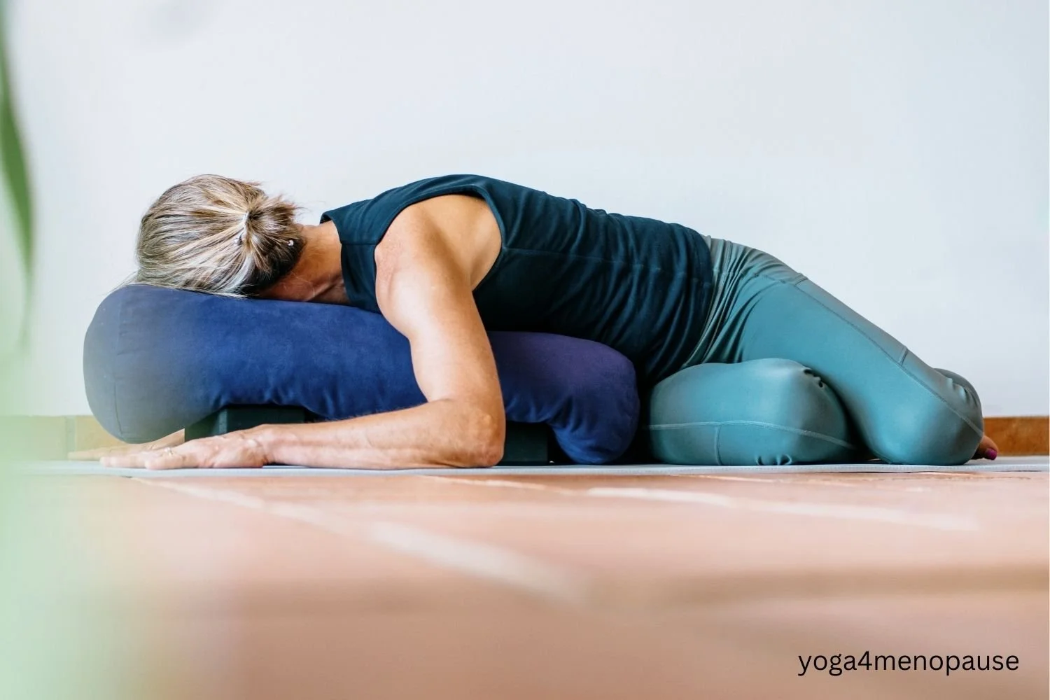 Yoga restorativo per donne in menopausa con supporti