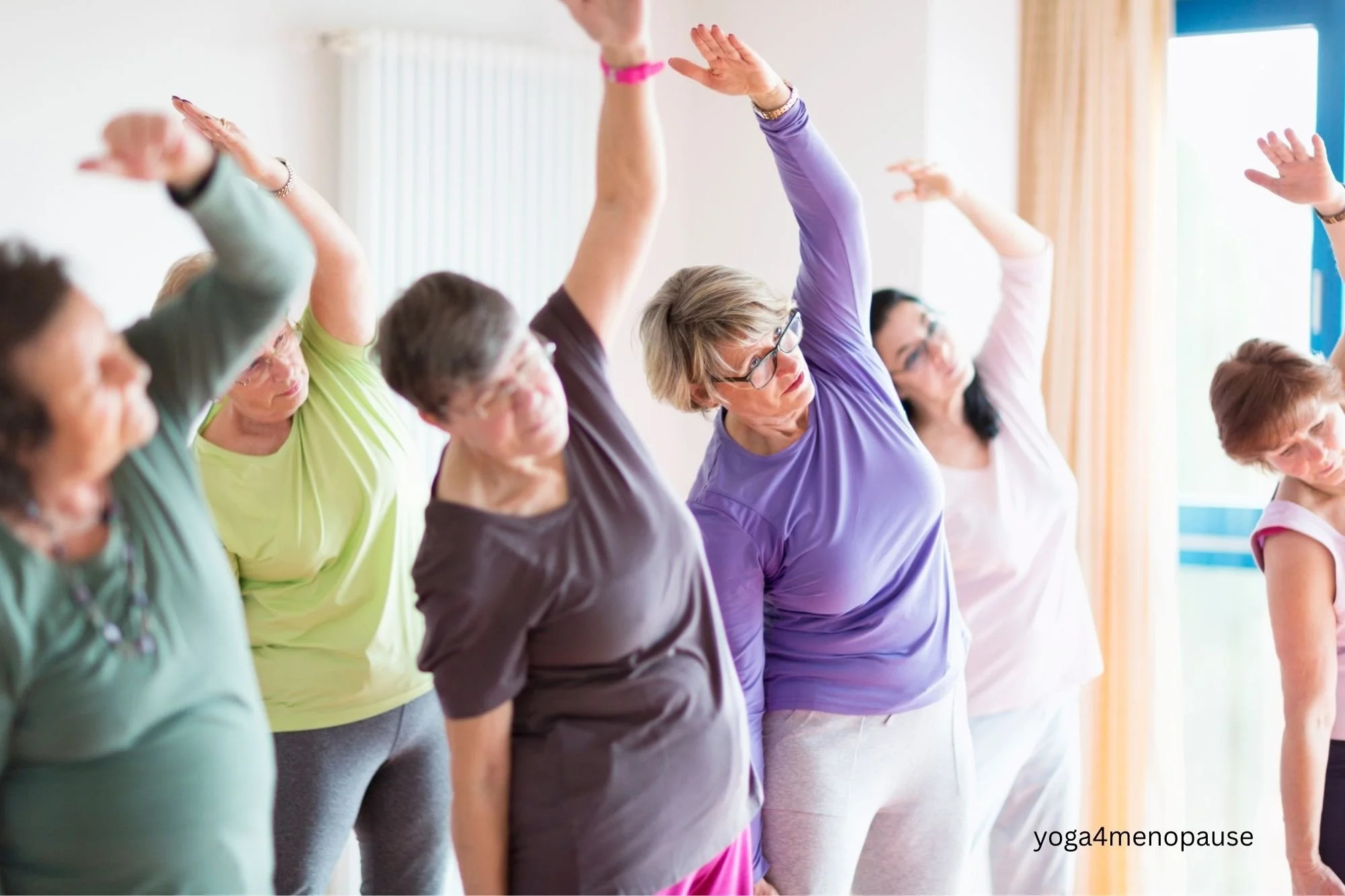Yoga per donne in menopausa in una classe di yoga consapevole