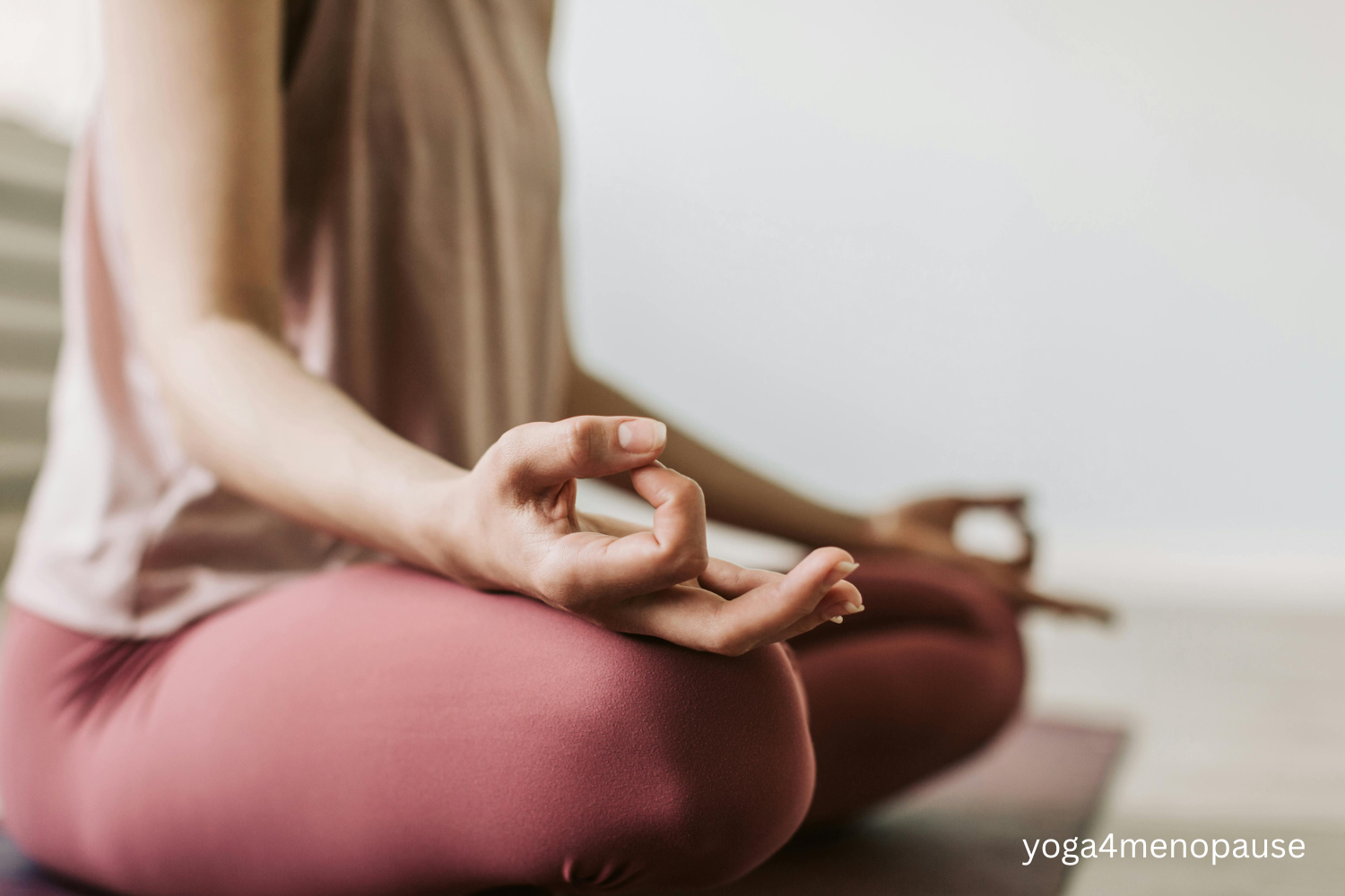 donna in menopausa che pratica respiro addominale per ridurre le vampate di calore