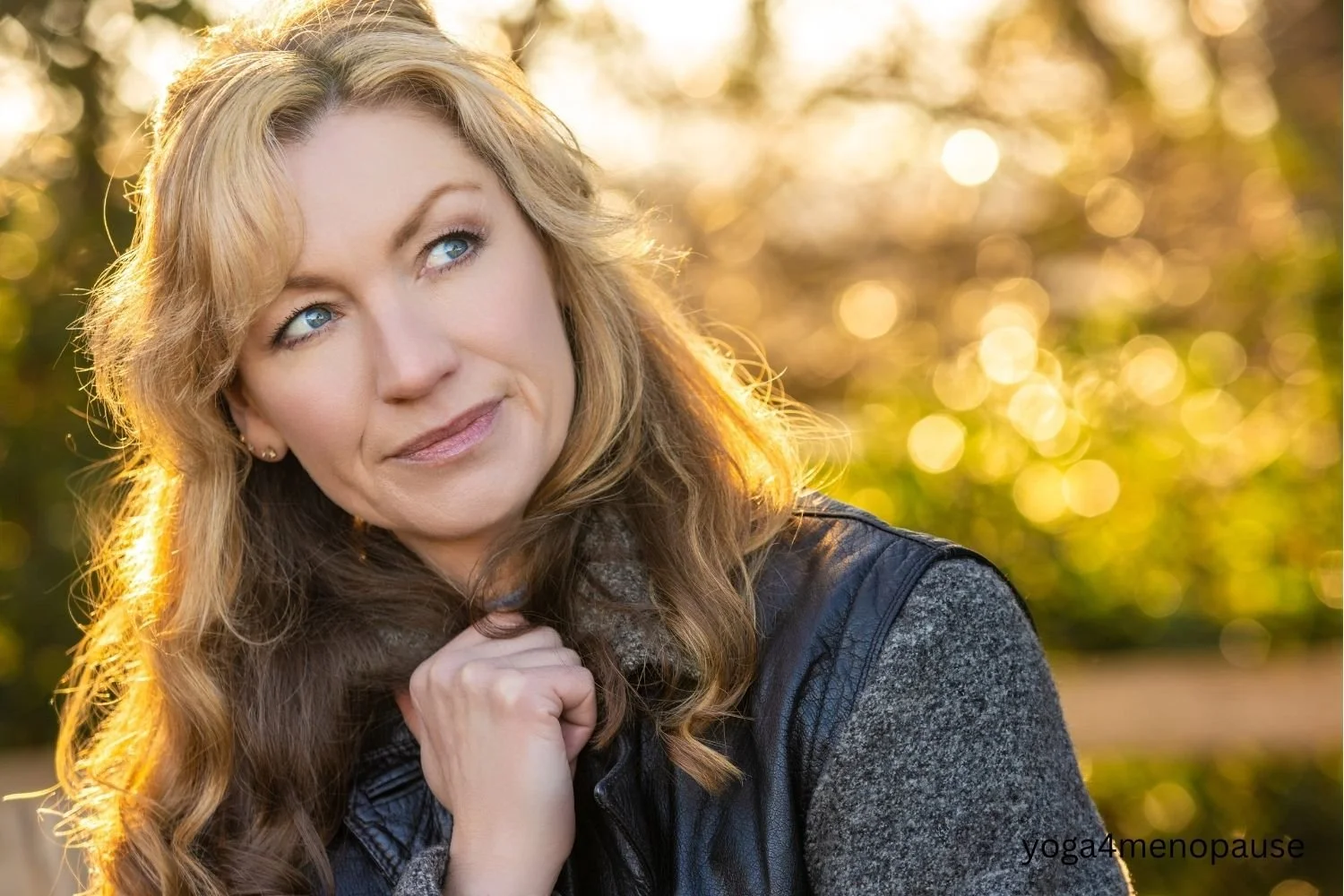 Donna in menopausa in un momento di consapevolezza e transizione