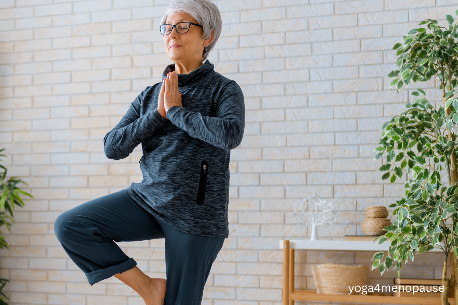 donna in menopausa che pratica la posizione dell'albero per stimolare l'equilibrio