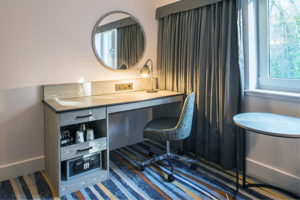 modern-hotel-bedroom-design.jpg