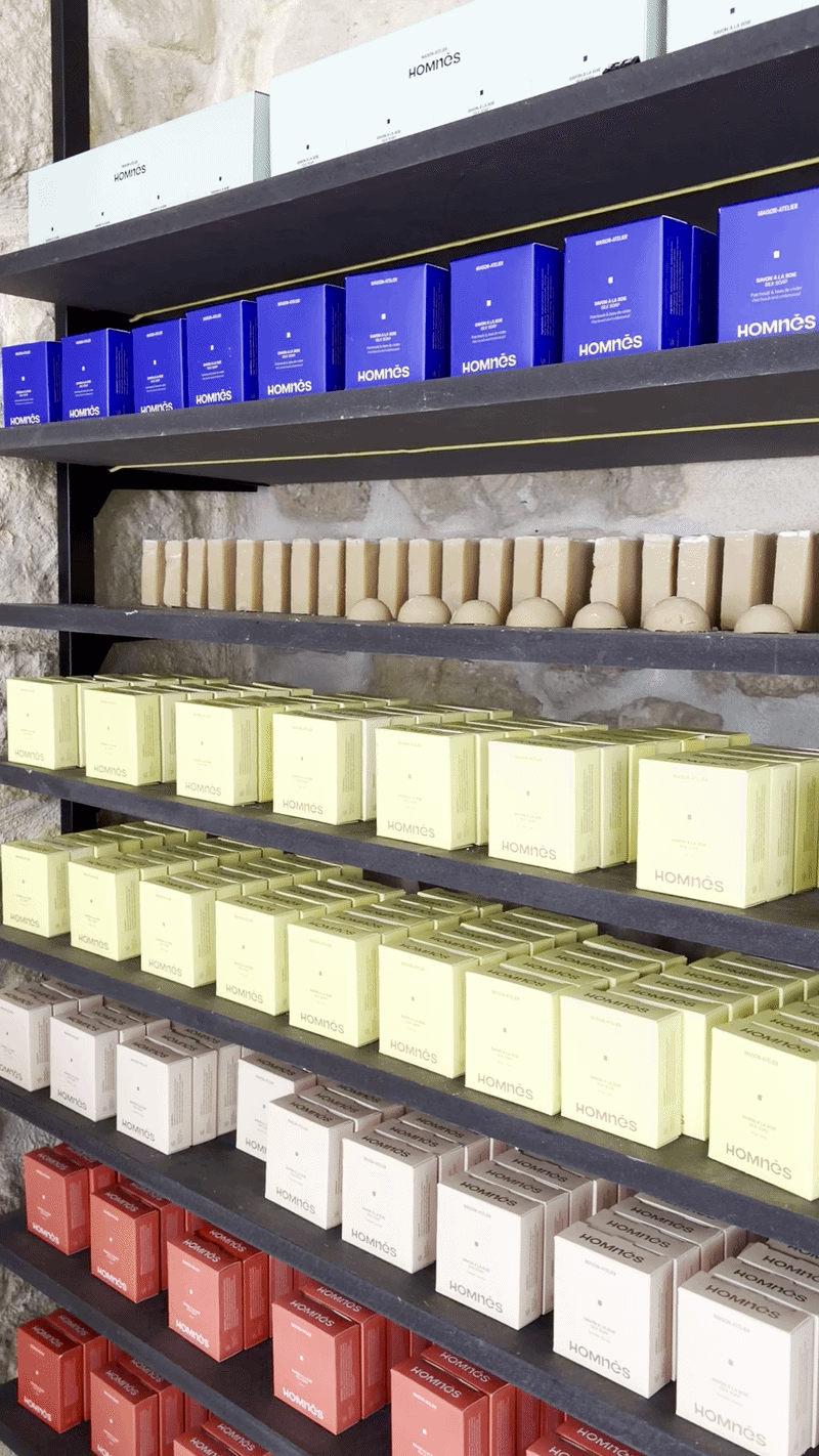 Facing des produits dans la boutique Homnès