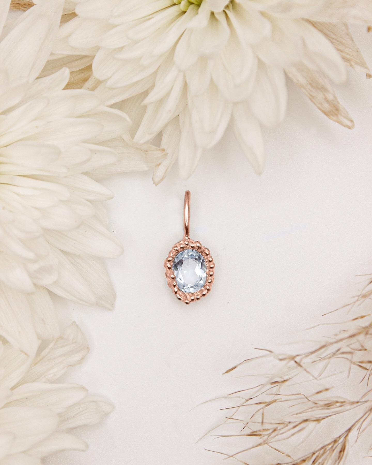 We love bling bling💎

Ein sch&ouml;ner kleiner Aquamarin in ros&eacute; Gold gefasst. Mehr bling bling braucht gar nicht mehr. Oder was w&uuml;rdet ihr sagen?

#ros&eacute; #anh&auml;nger #schmuckdesign #aquamarin #handmadejewelry