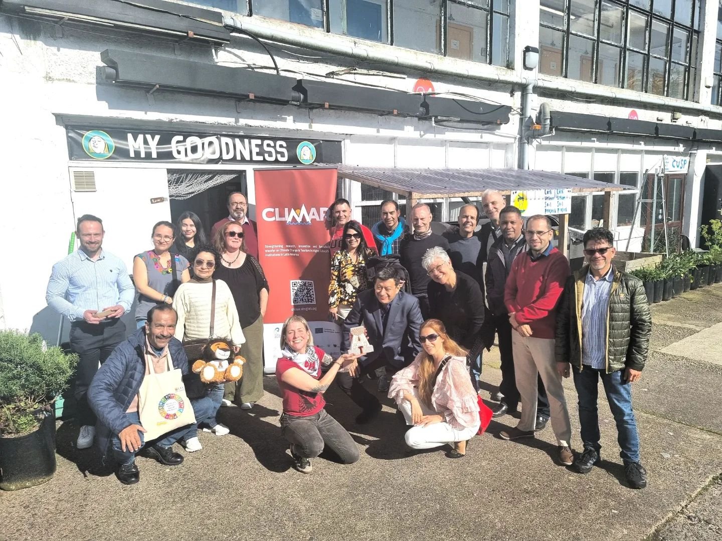 We had many lols planting spuds and chatting about sustainability with Climar and @ucclatinamerica. There was a sensation of circularity planting potatoes with folks who come from the land of the potato South America, in Ireland, the land that loves 