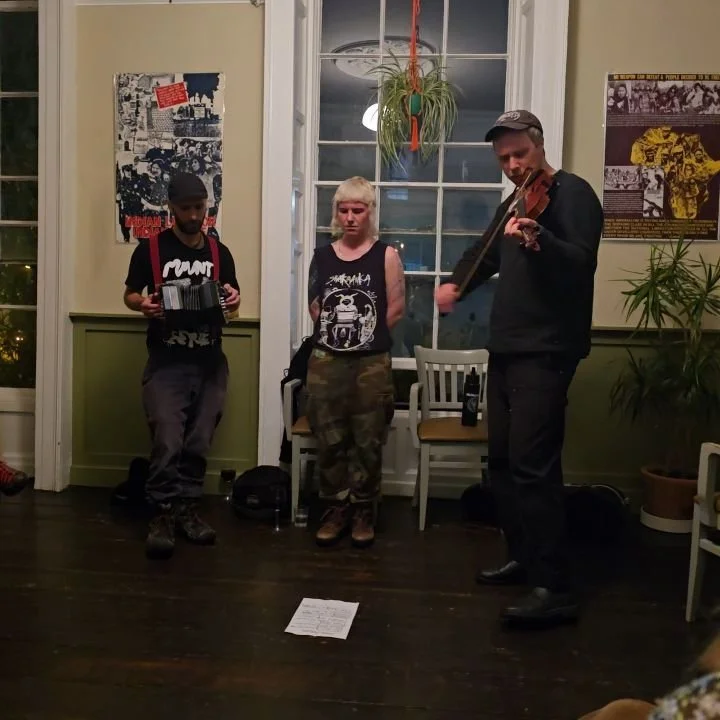 Well folk me!  DIY peeps  @ancienthostility  @marisaandersonmusic @bridgetandkitty  @roryobrien10p7 @corksacredharp  @aleeshawiegandt  making folk music for folks' sake at sweet venues , at the Night time co op,  @ucclibrary and  @maureenscork . Big 